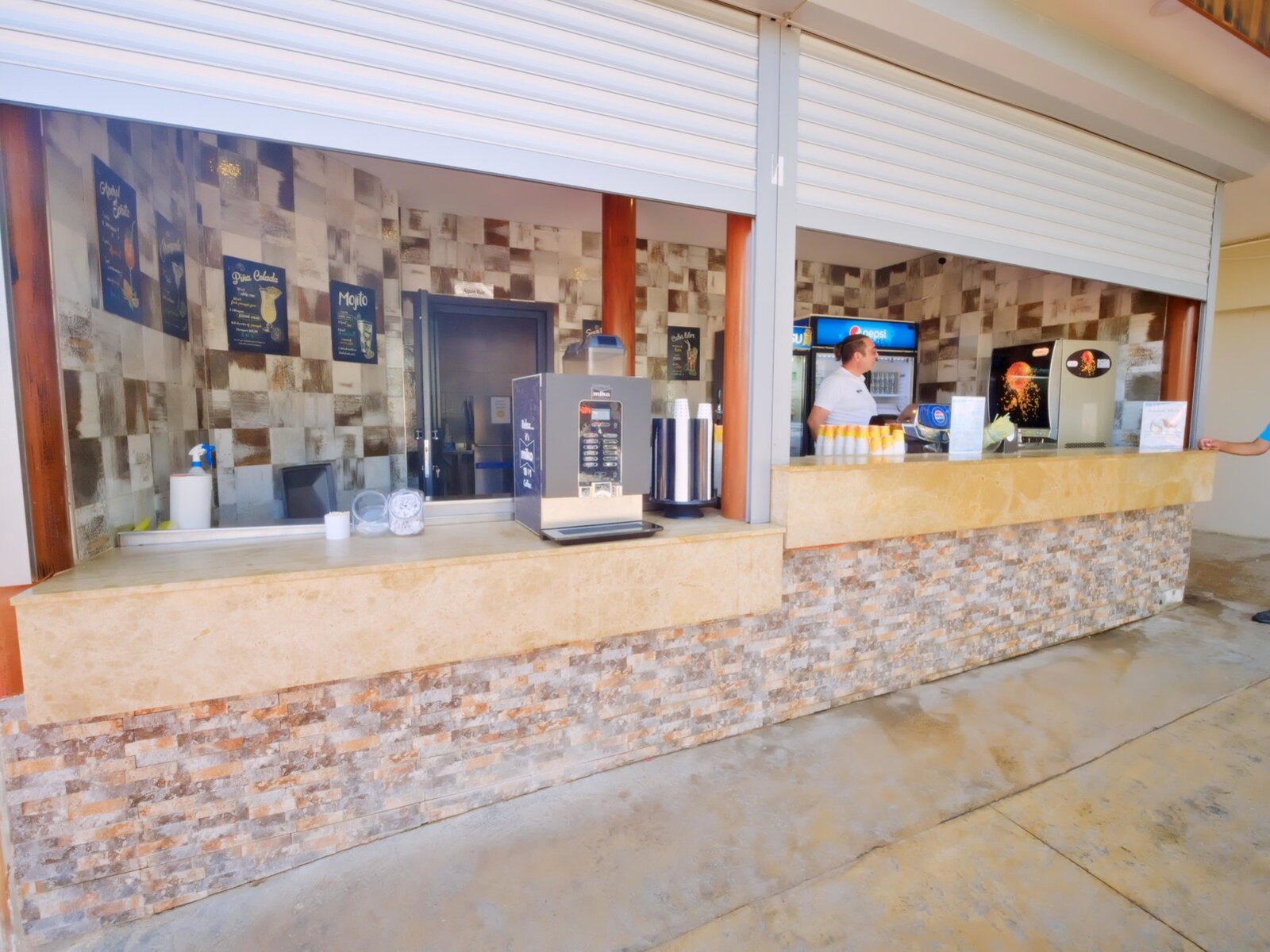 Aqua & Amfi Bar