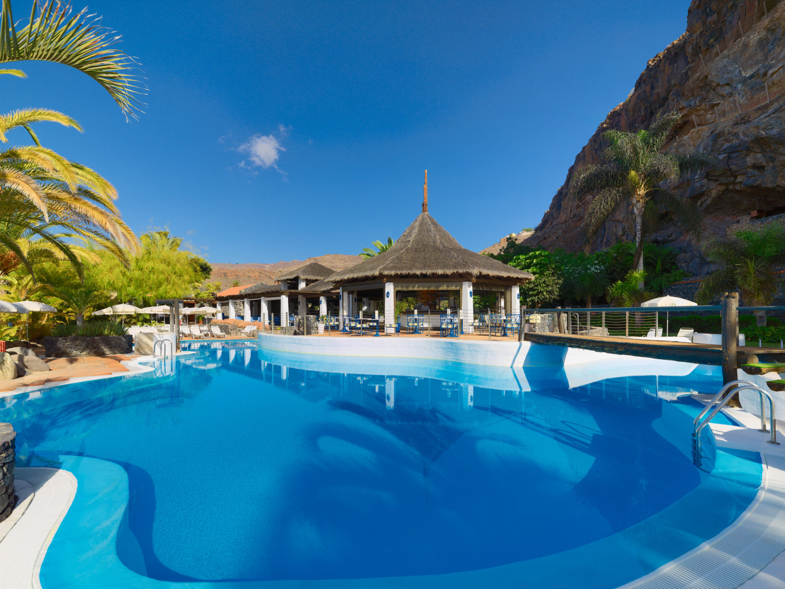 Club Laurel pool