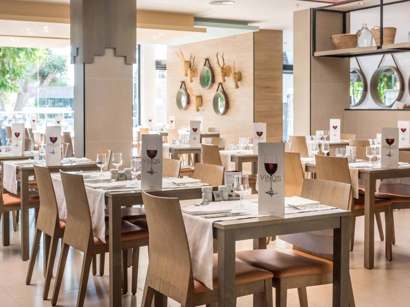 Hauptrestaurant mit Terrasse