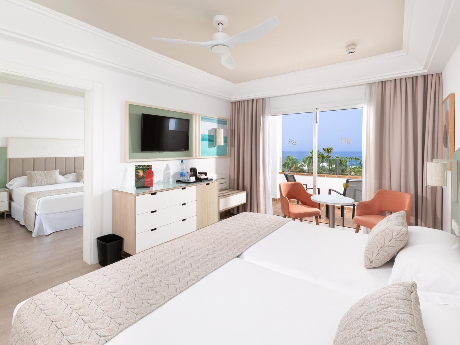 Wohnbeispiel Family Room (2 Bedrooms) with Garden View