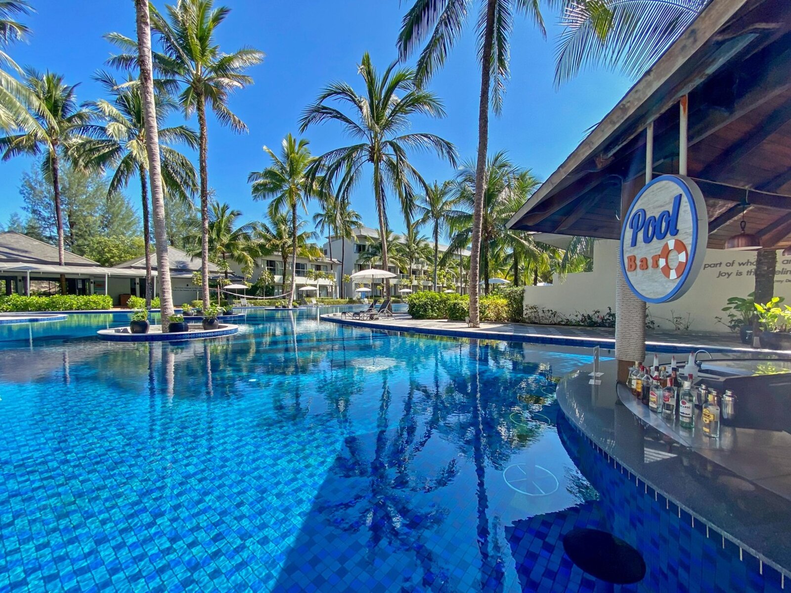 Swim-up Pool Bar