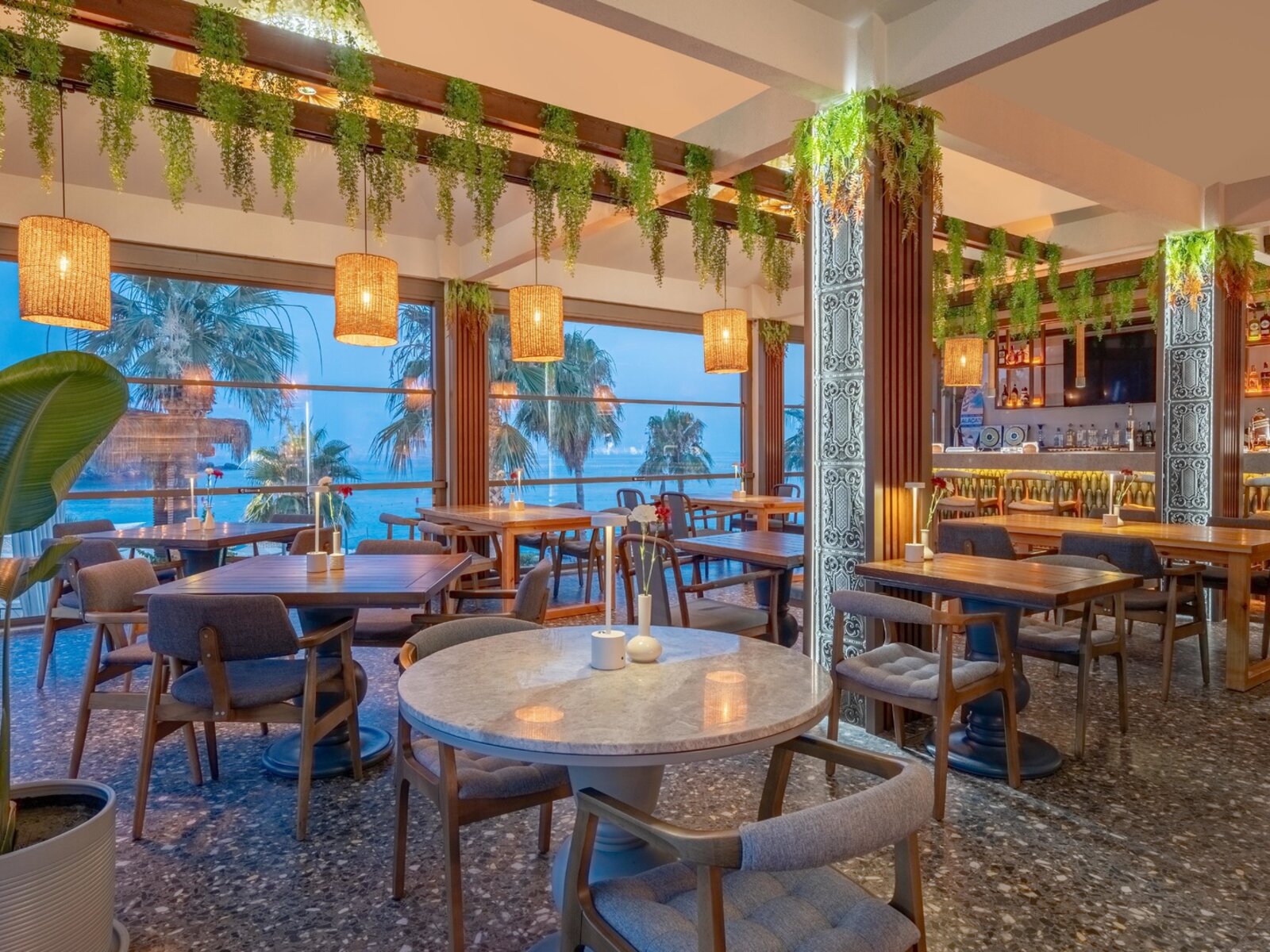 LOUNGE BAR