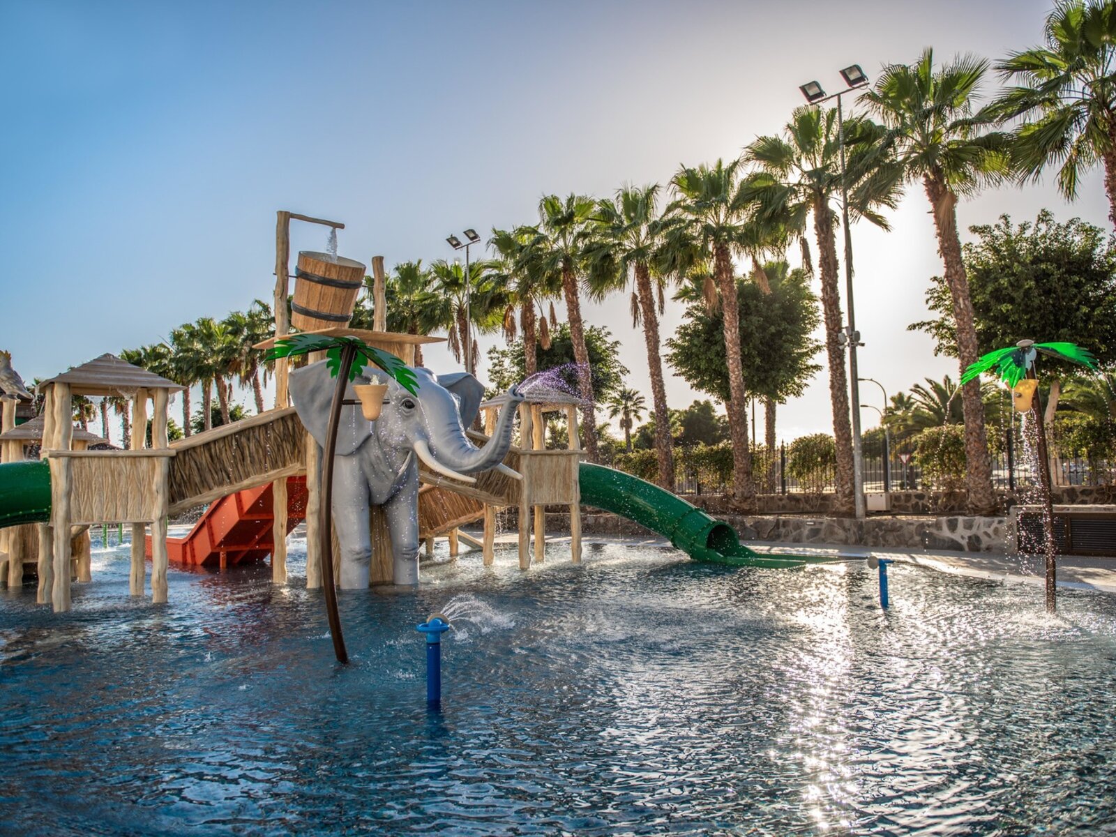 Kinderpool mit Wasserspielen