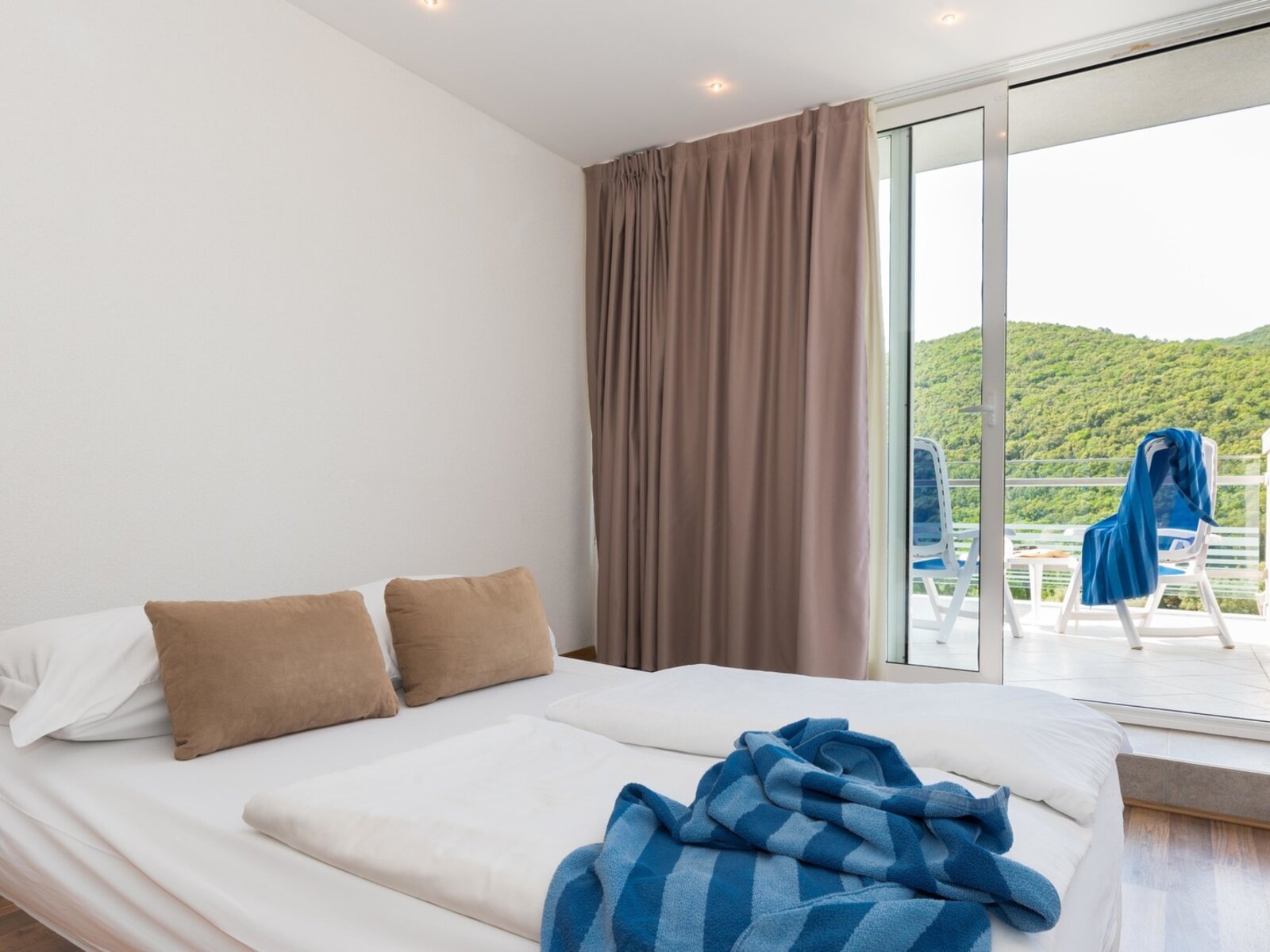 Double room sea side balcony +2