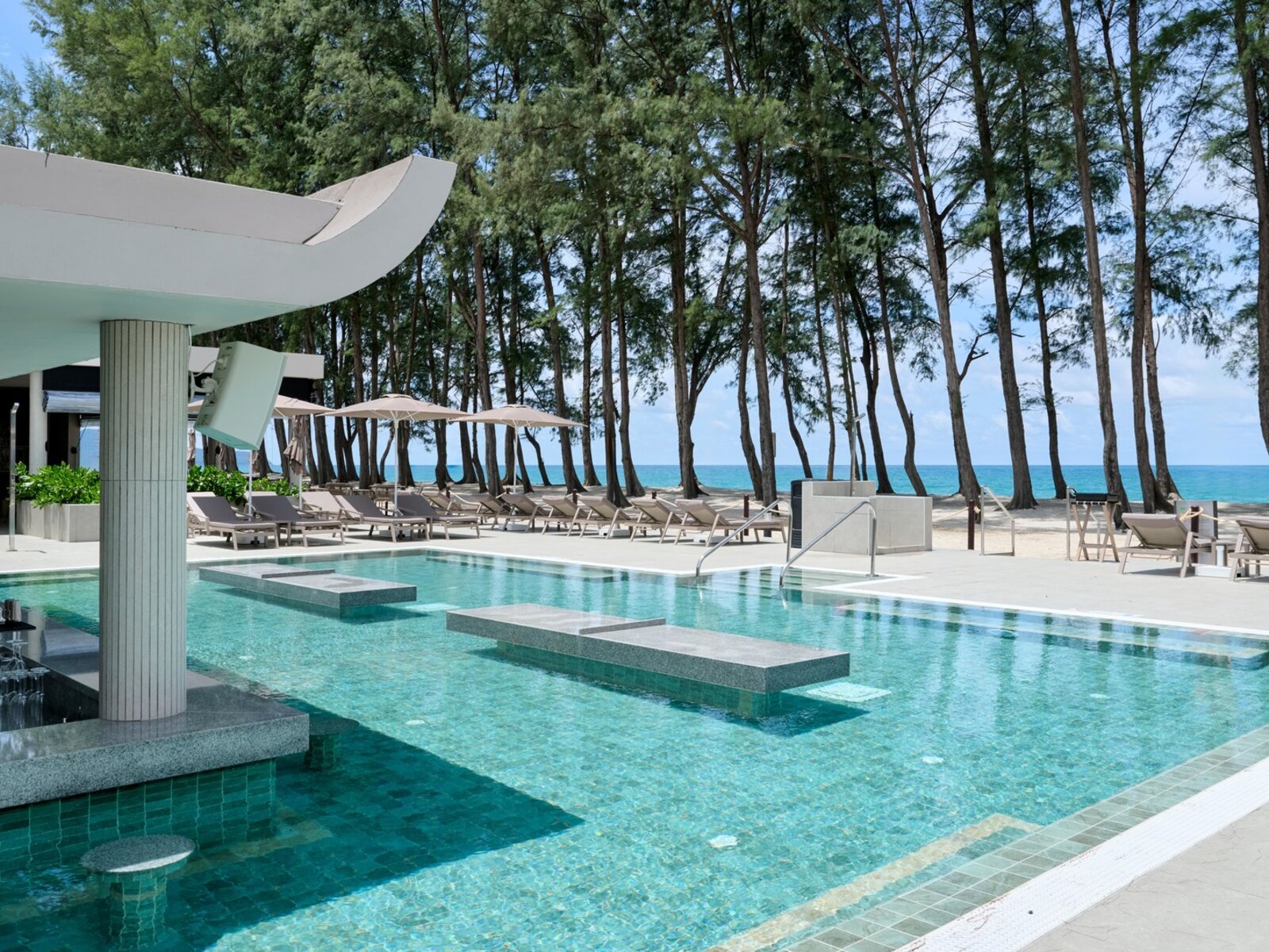 Pool mit Swim-up Bar (ab 18 Jahren)