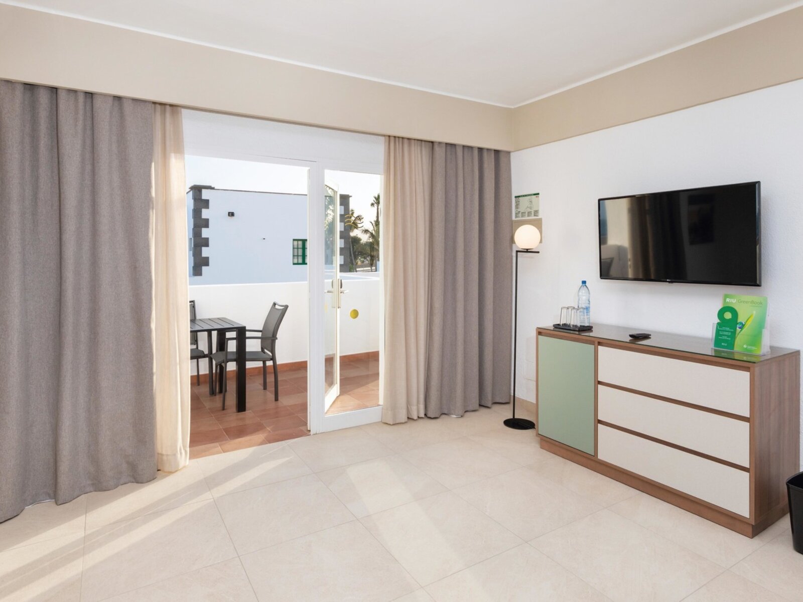 Wohnbeispiel Family Room (2 Bedrooms) with Lounge, Garden View
