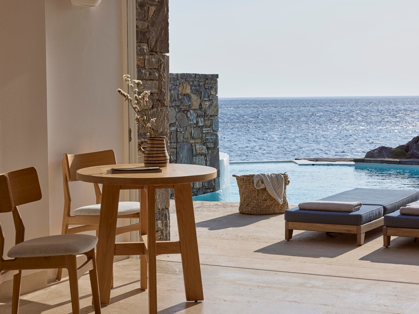 Wohnbeispiel Club – Studio Seafront Private Pool