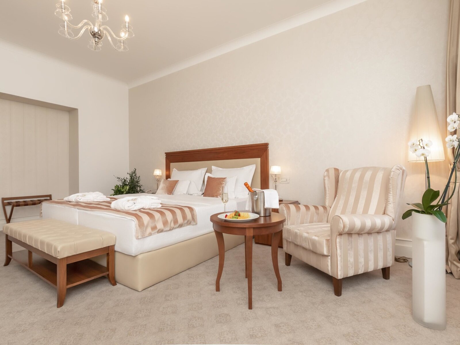Wohnbeispiel Doppelzimmer (1 oder 2 Betten) DELUXE-ZIMMER MIT STADTBLICK