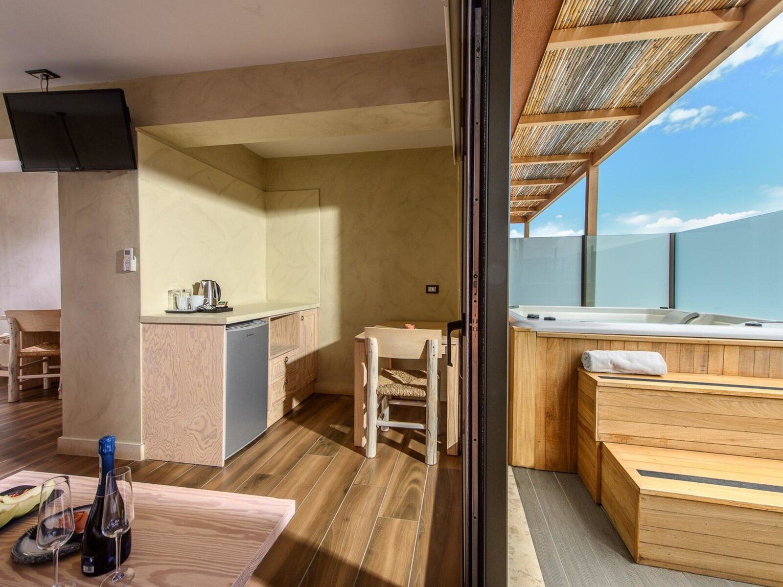 Wohnbeispiel Premium Room with Sea View  Outdoor Jetted Tub