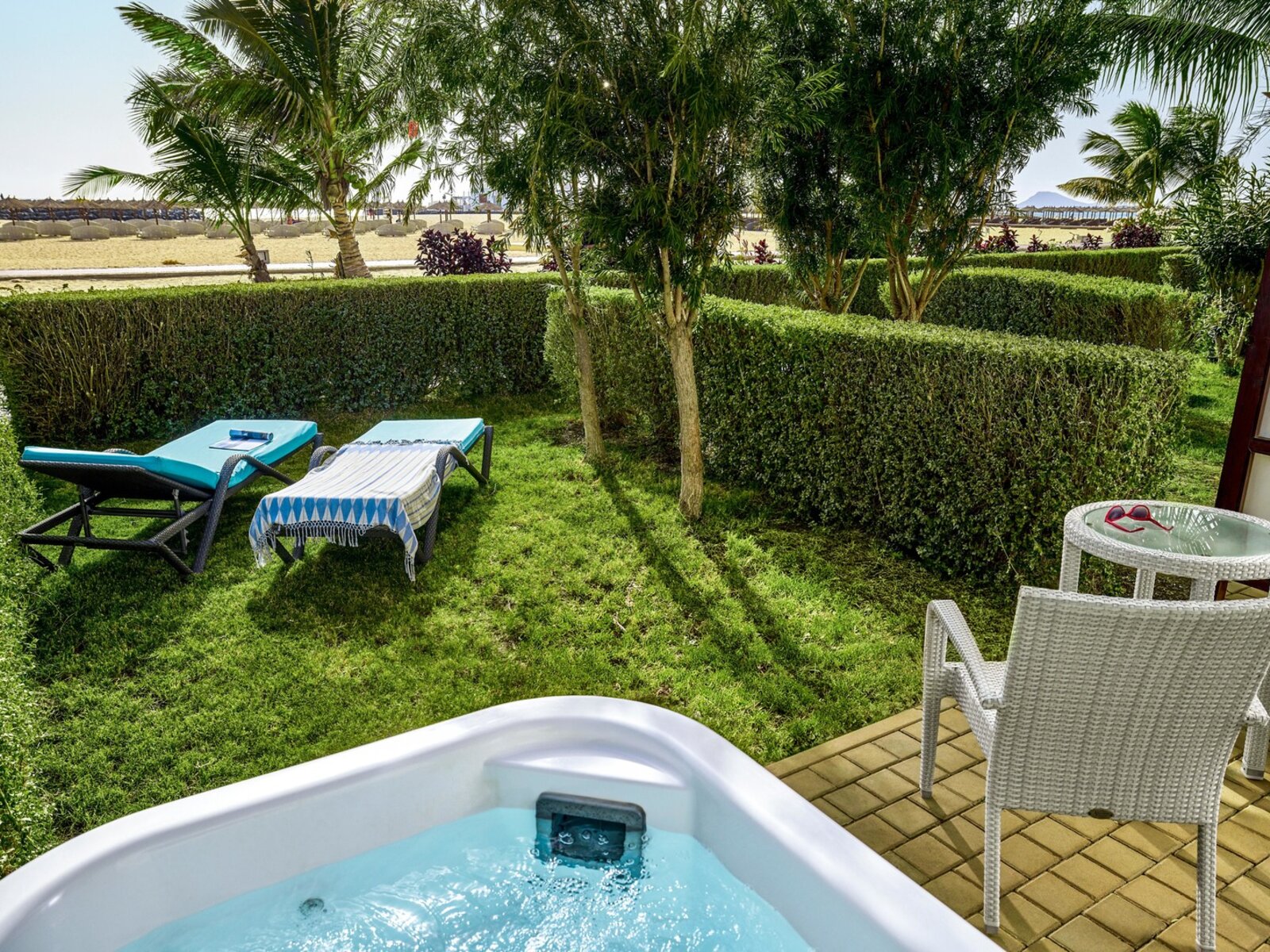 Deluxe Ocean Front + Jacuzzi +  Private Garden