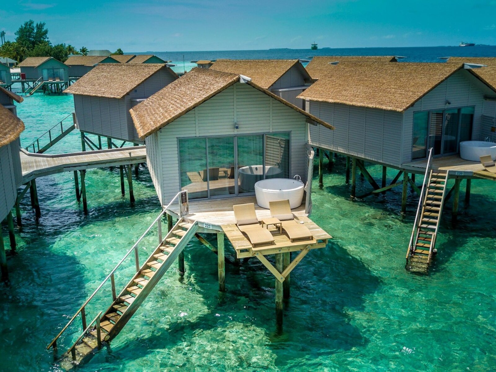 Wohnbeispiel Sunset Overwater Villa with Swirl Pool