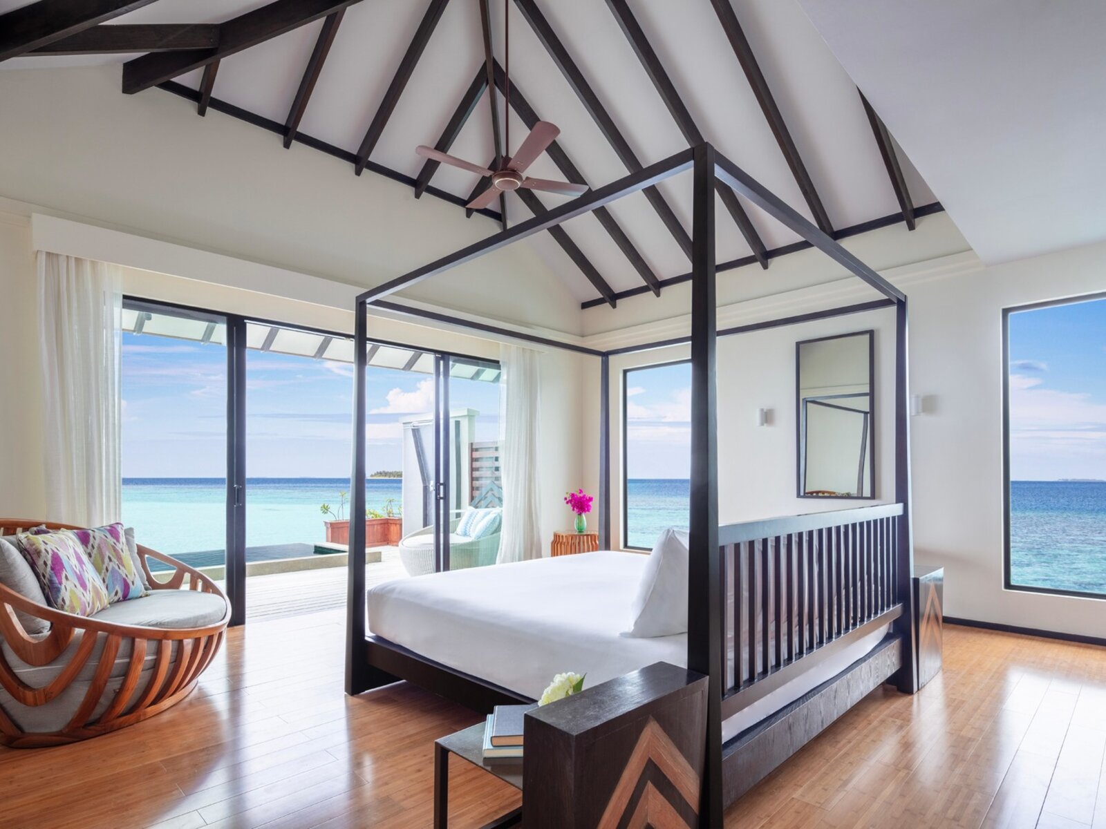 Wohnbeispiel Overwater Pool Suite