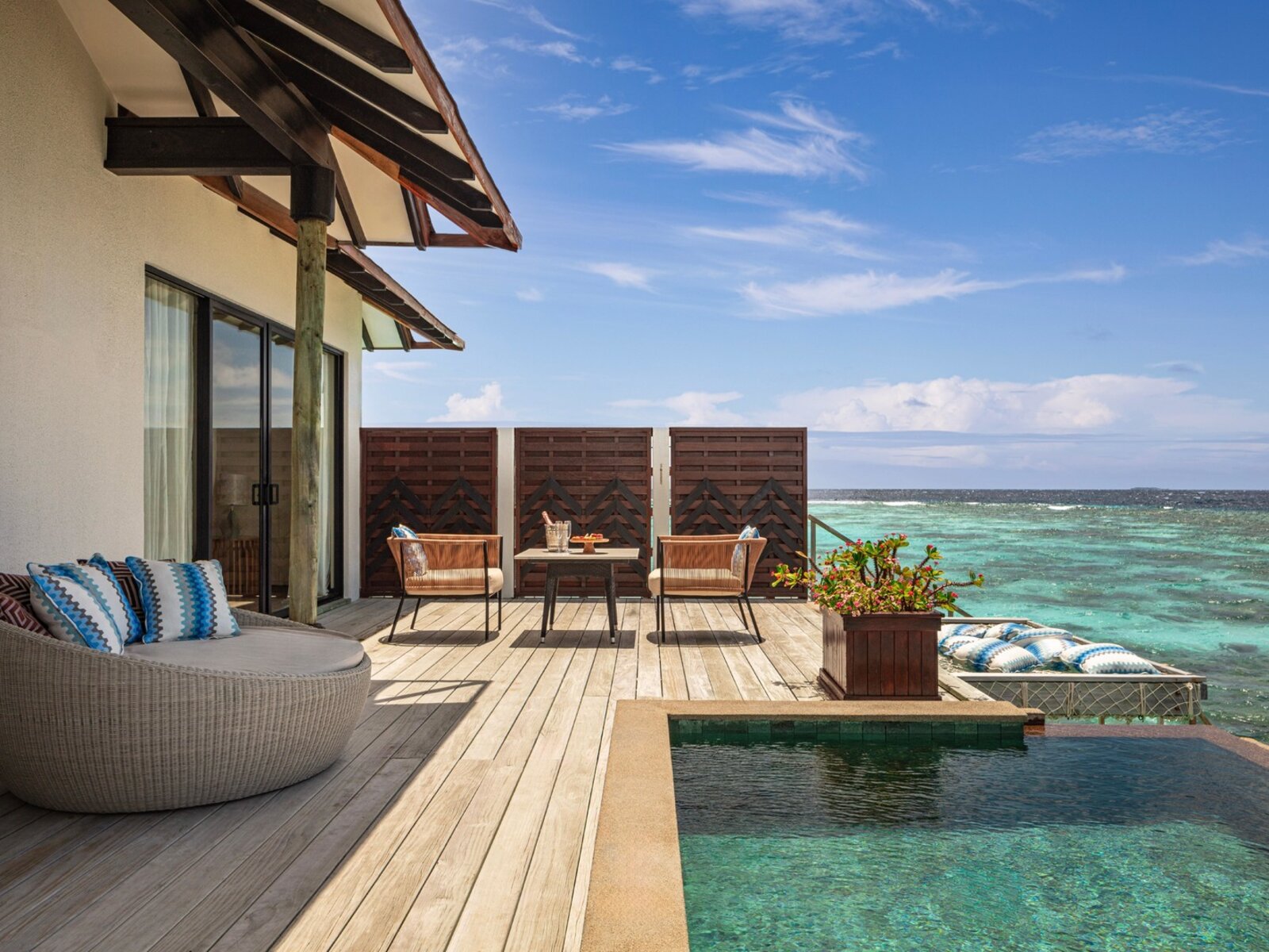 Wohnbeispiel Overwater Pool Suite