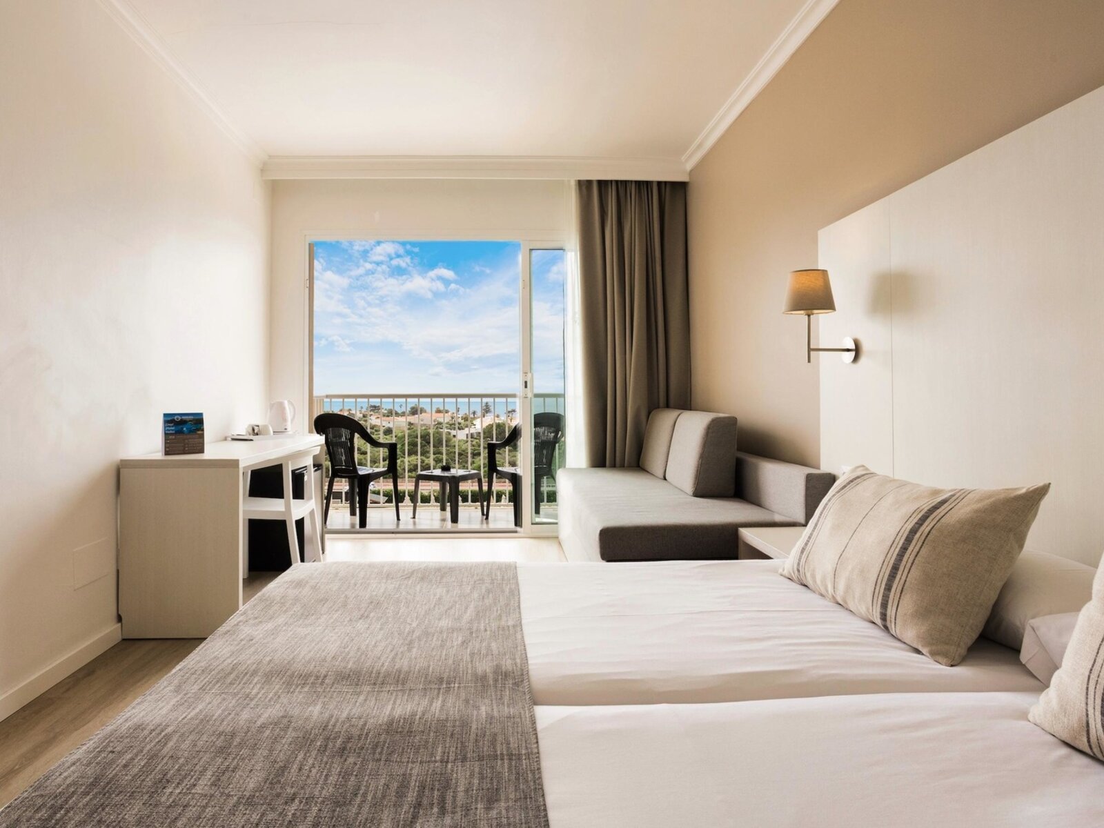 Wohnbeispiel Double Room partial sea view