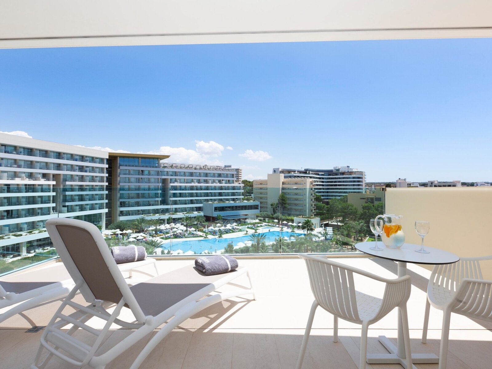 Wohnbeispiel Junior suite Pool view