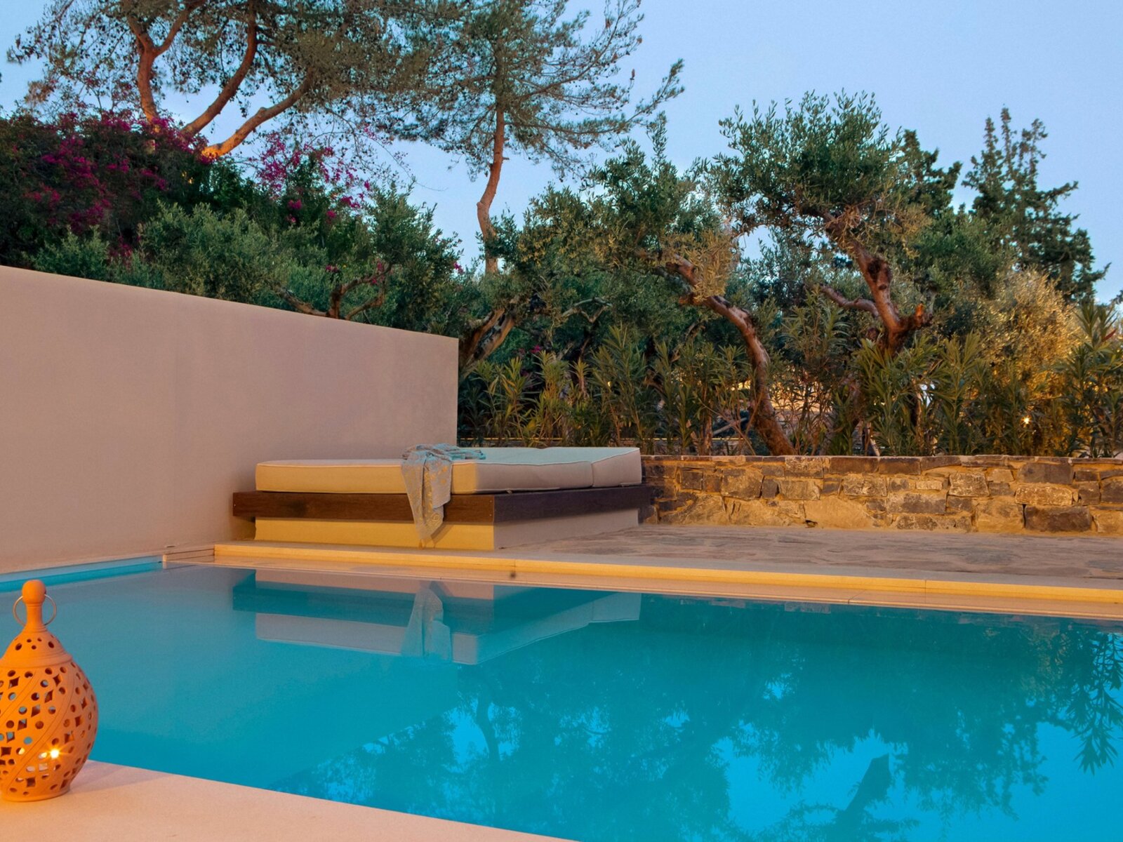 Wohnbeispiel Honeymoon Suite with Private Pool and Jacuzzi
