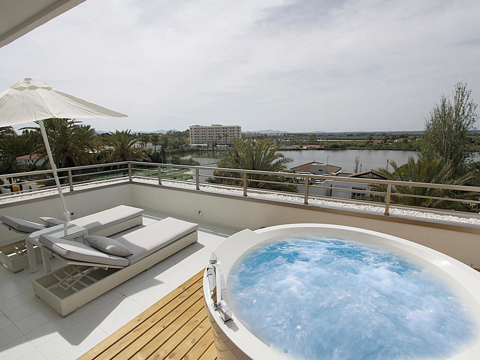 Wohnbeispiel Premium Suite with Jacuzzi