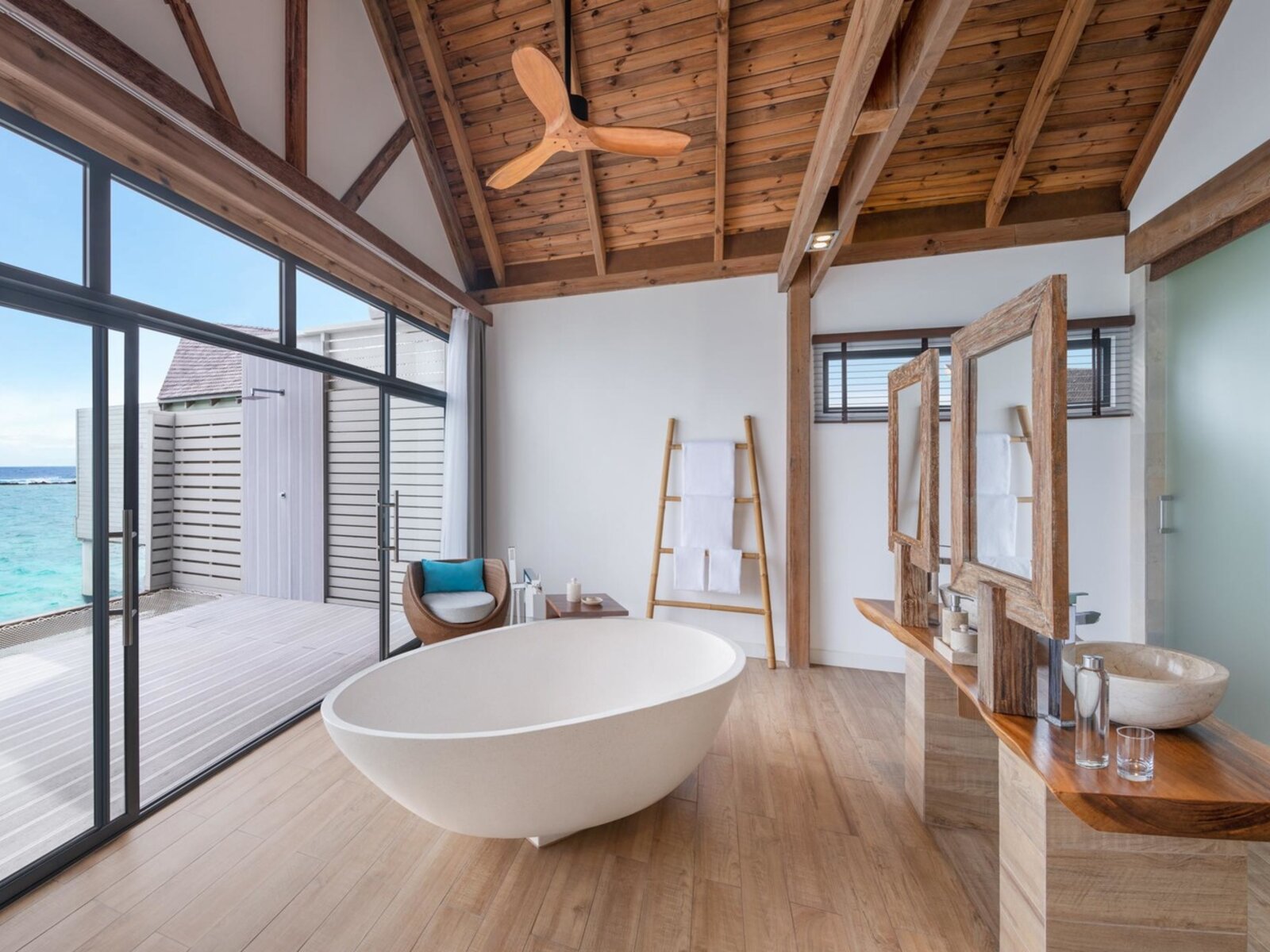 Wohnbeispiel Overwater Pool Villa Sunrise