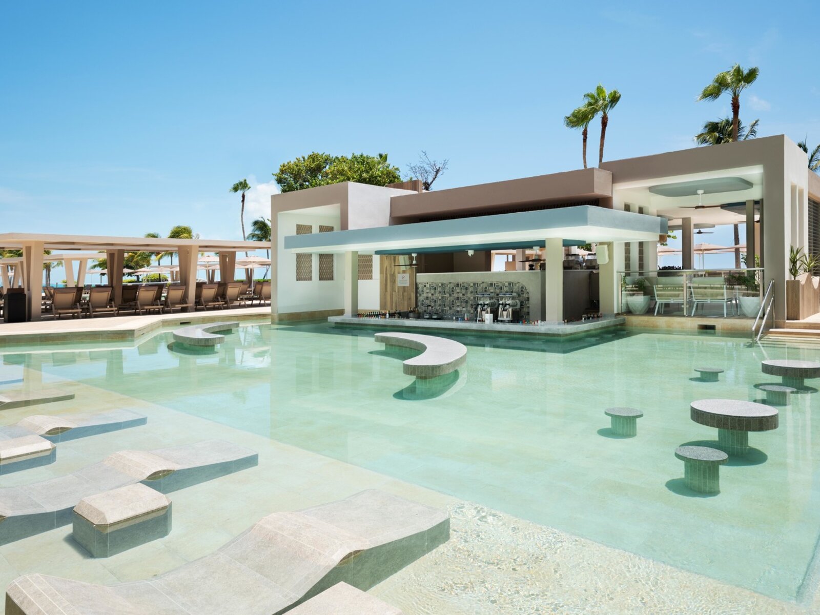 mit Swim-up Bar (ab 18 Jahre)