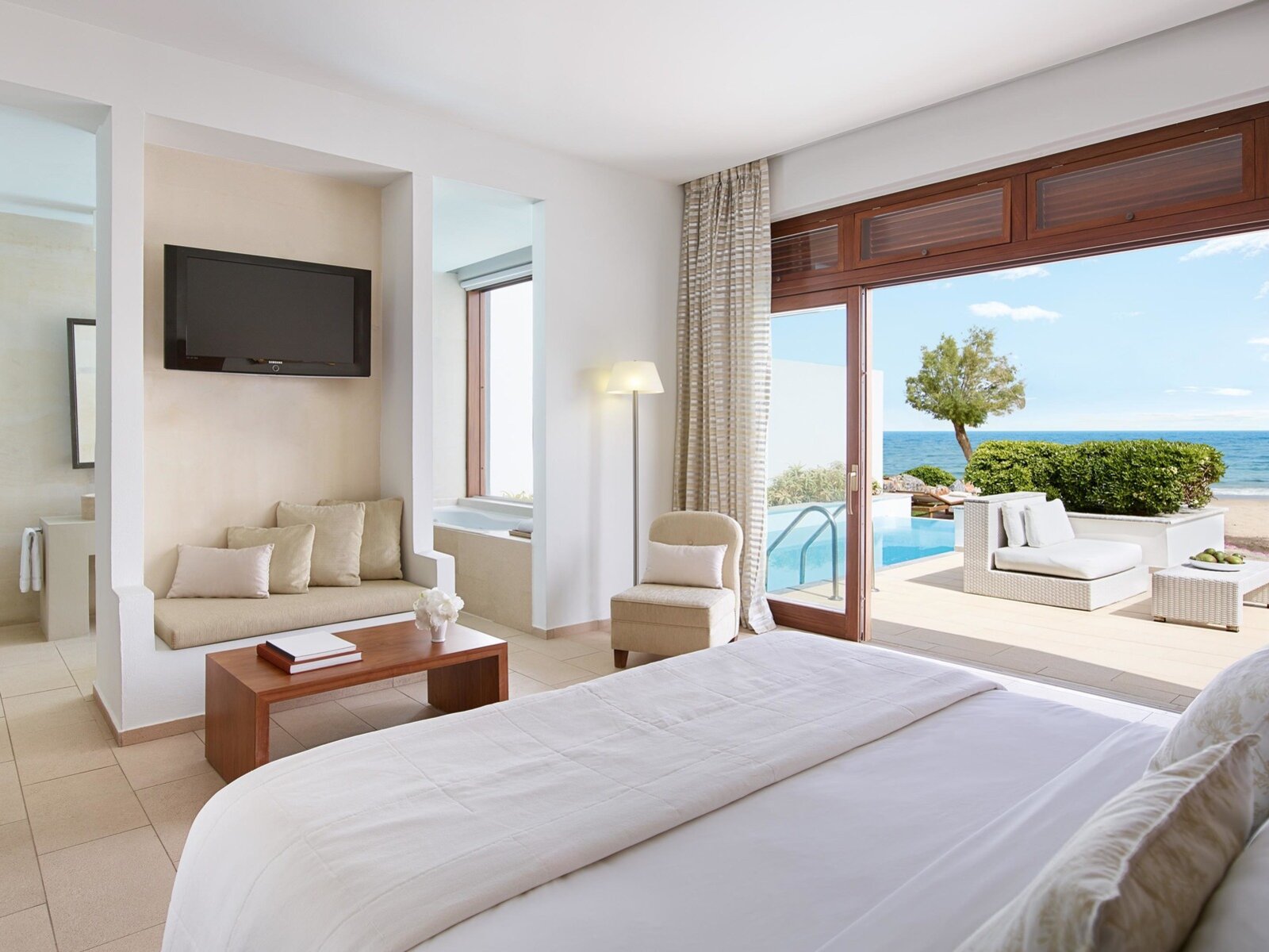Wohnbeispiel 3-Bedroom Villa Beachfront with Private Pool