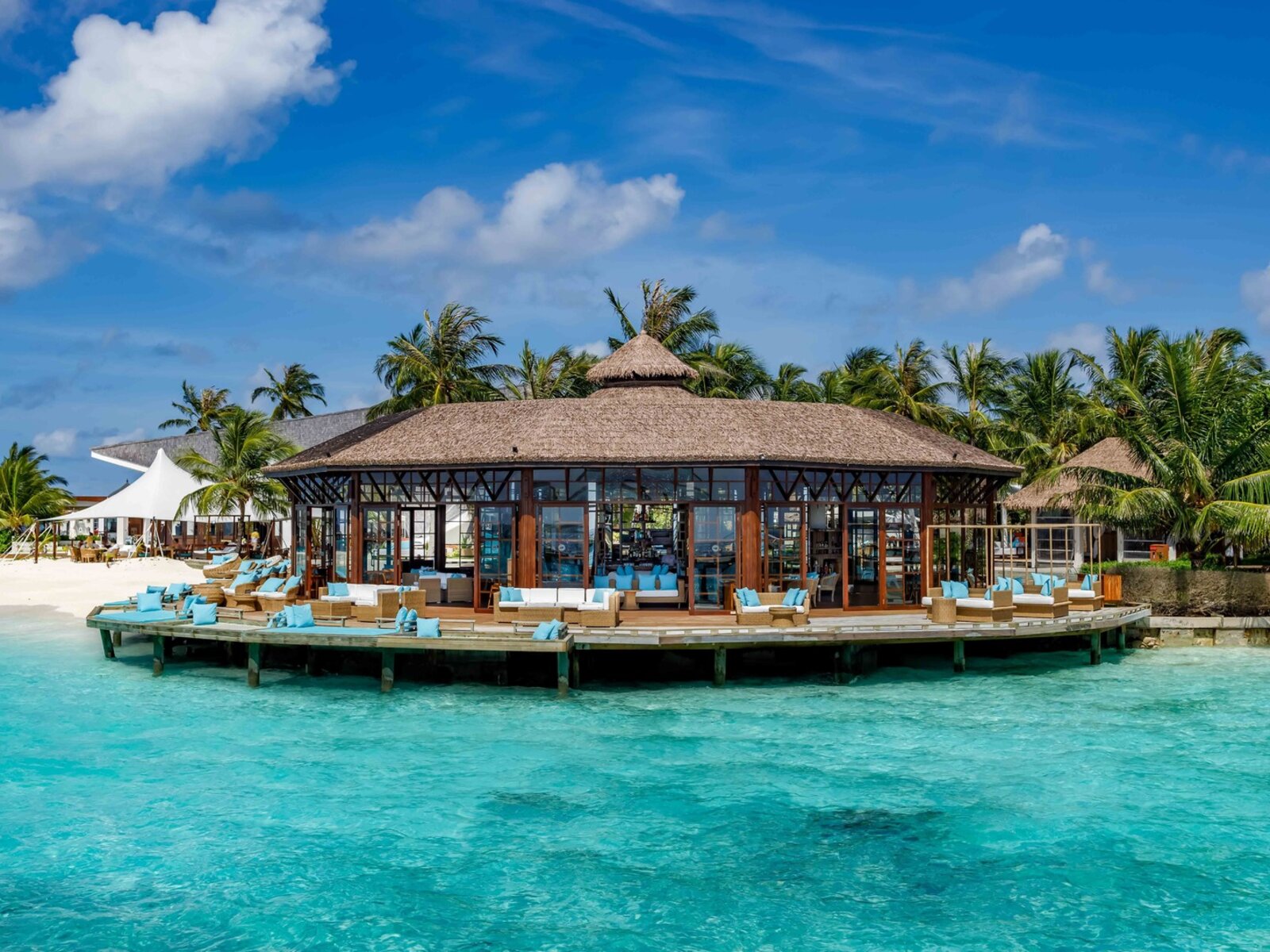 OZAR – MAIN POOL BAR