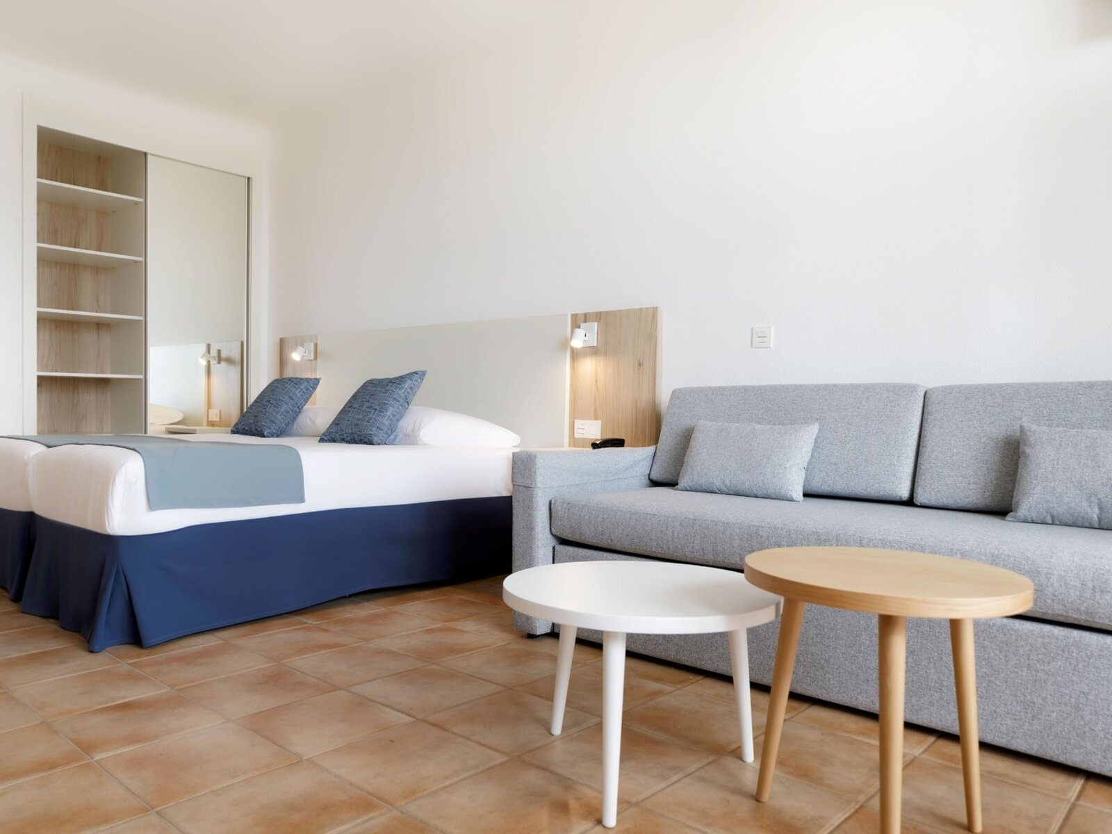 Studios with large balcony, family area CSTLB-FA