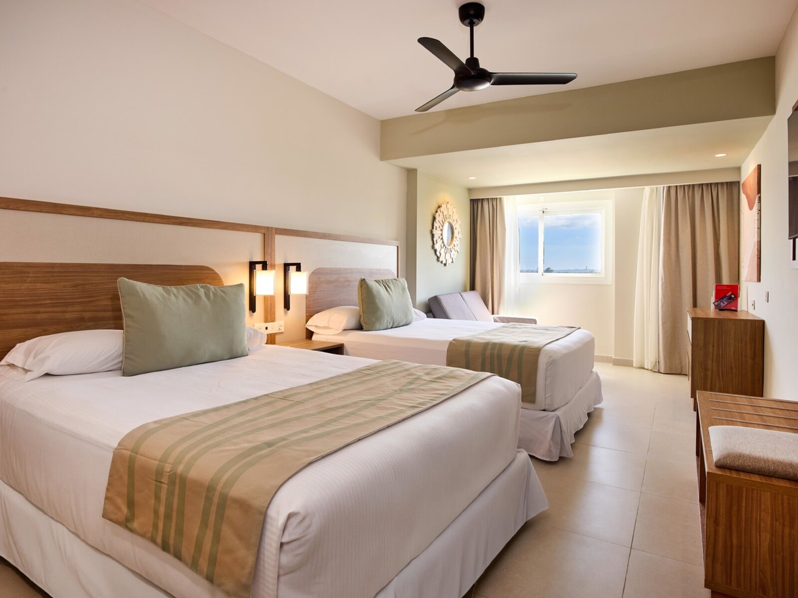 Wohnbeispiel Two Bedroom Family Room Sea View