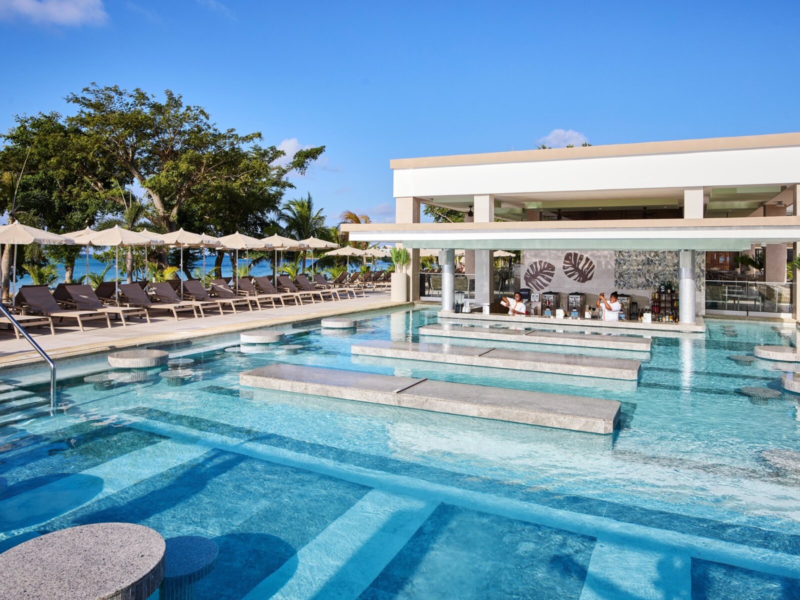 Pool mit Swim-up Bar