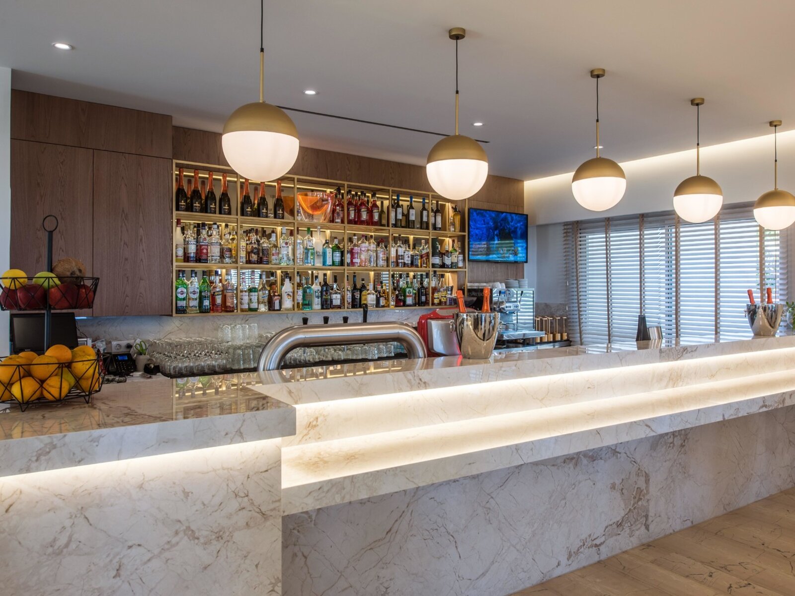 MAIN BAR