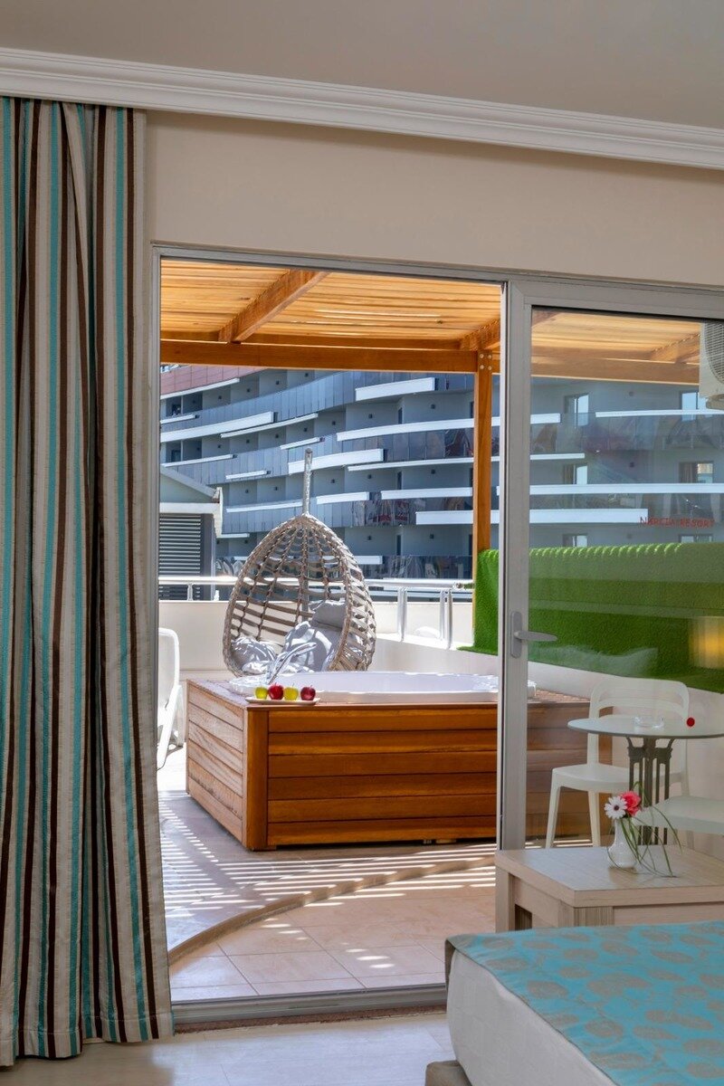 Wohnbeispiel Single with Child Terrace Jacuzzi Room