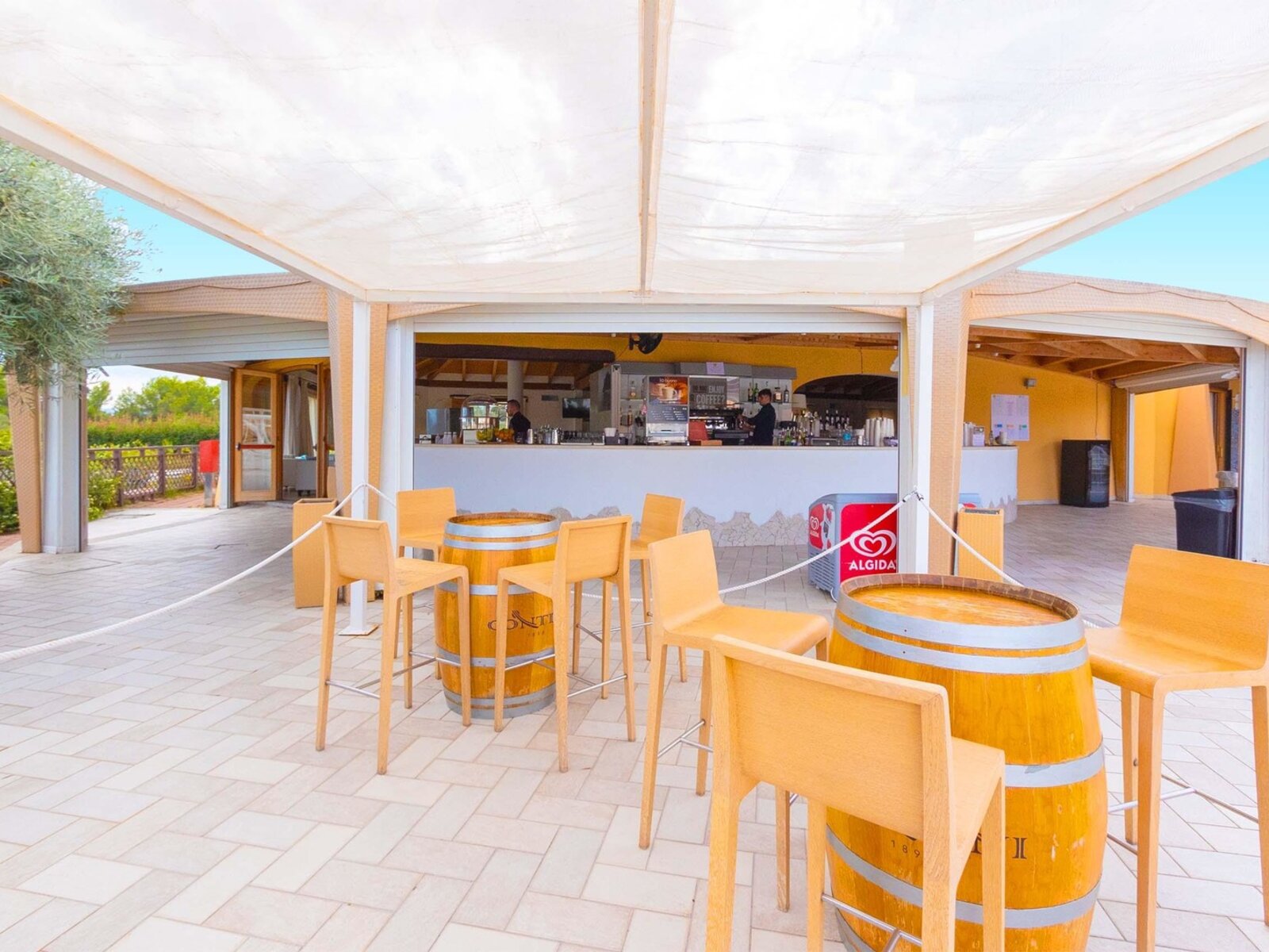 MAIN BAR