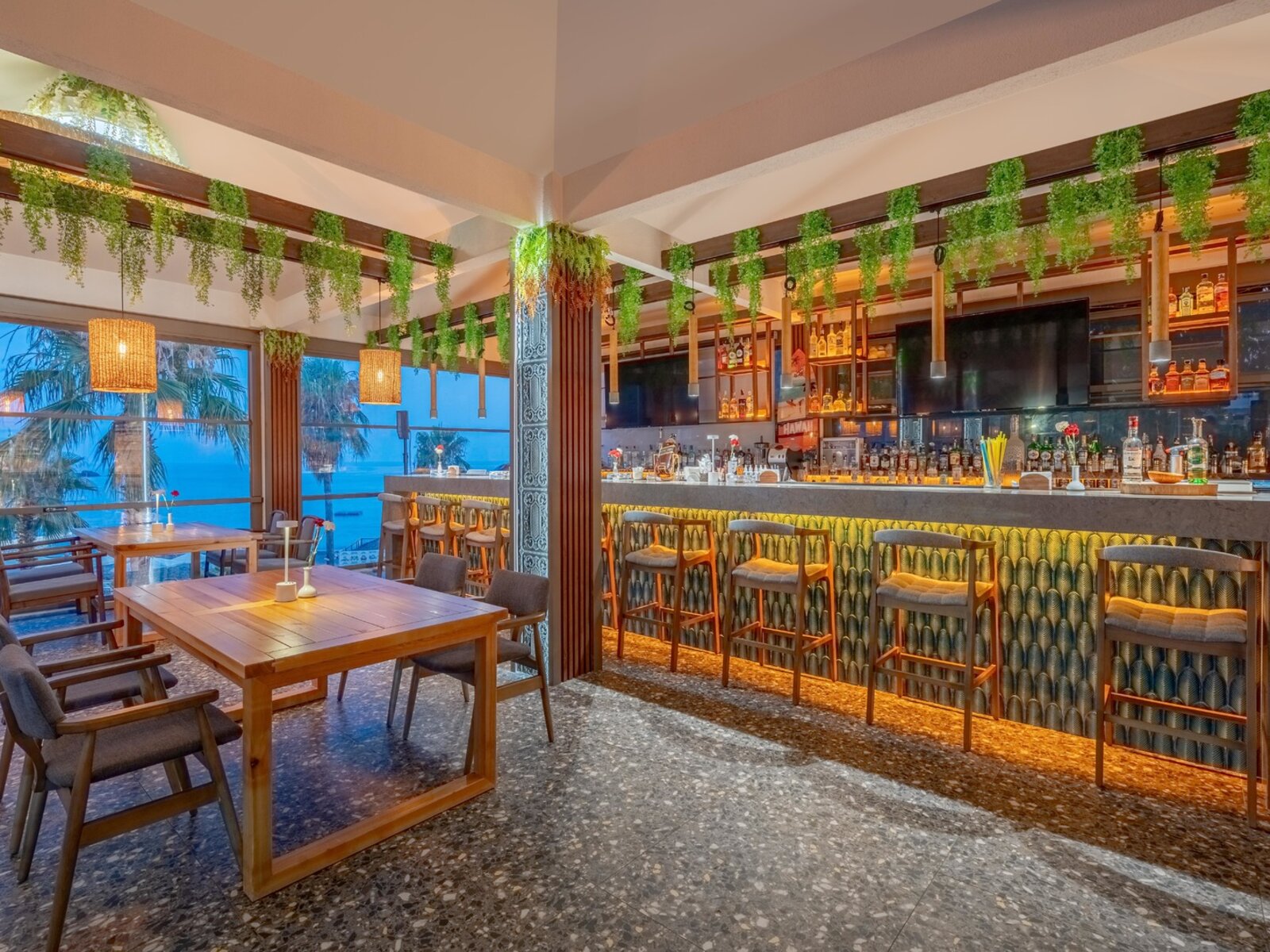 LOUNGE BAR