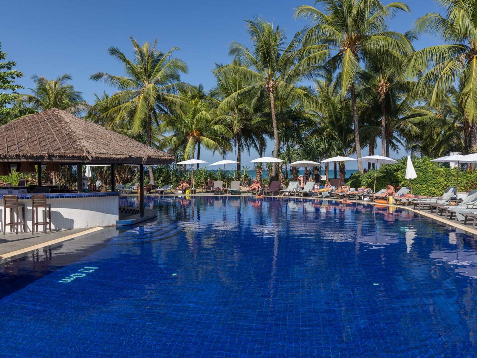 Poolbar by the sea