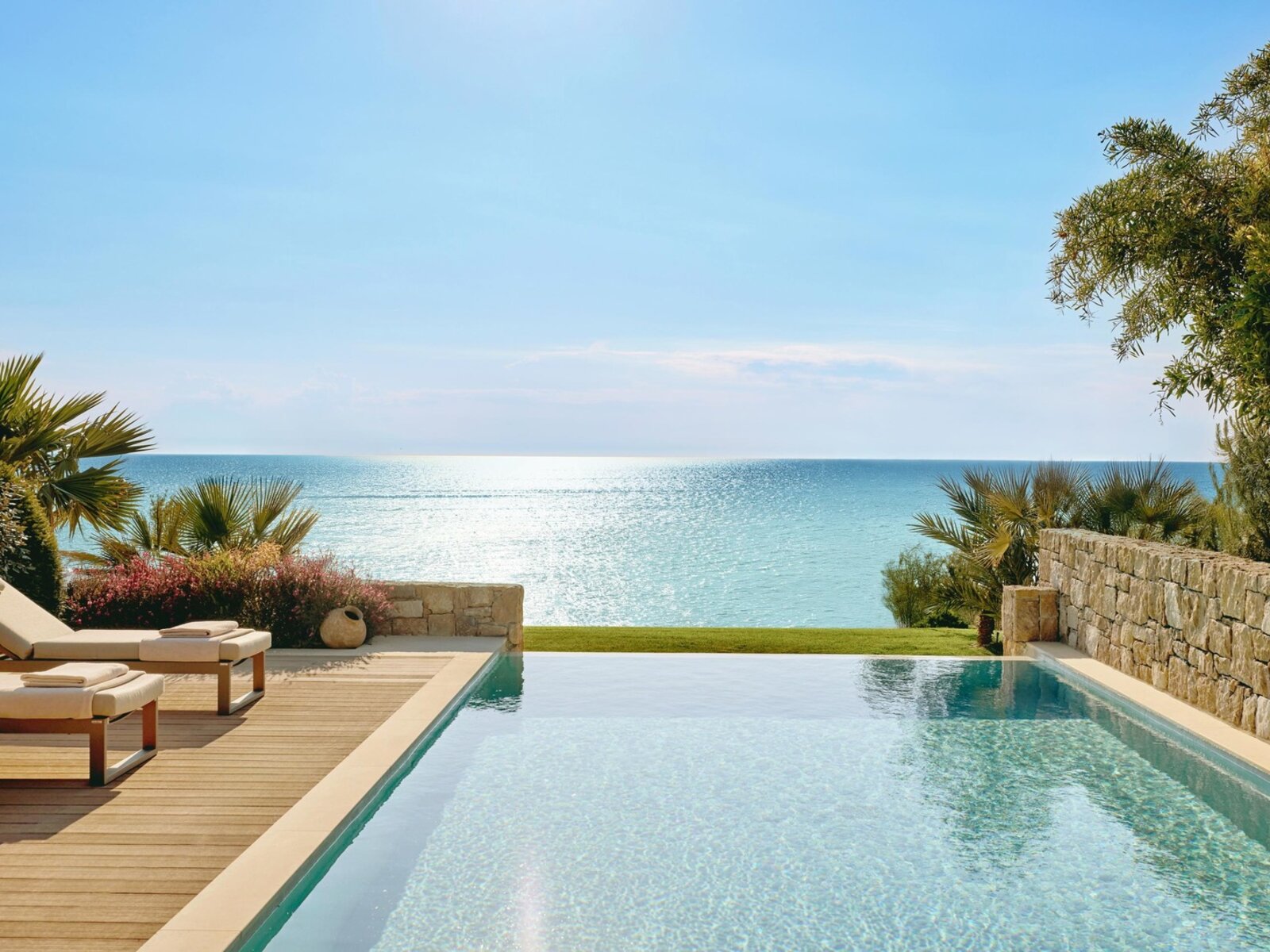Wohnbeispiel Two Bedroom Bungalow Suite Private Pool / Beach Front