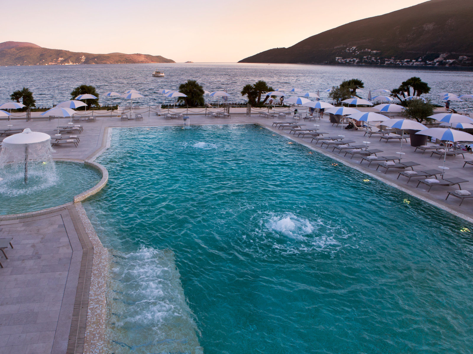 Beach pool
