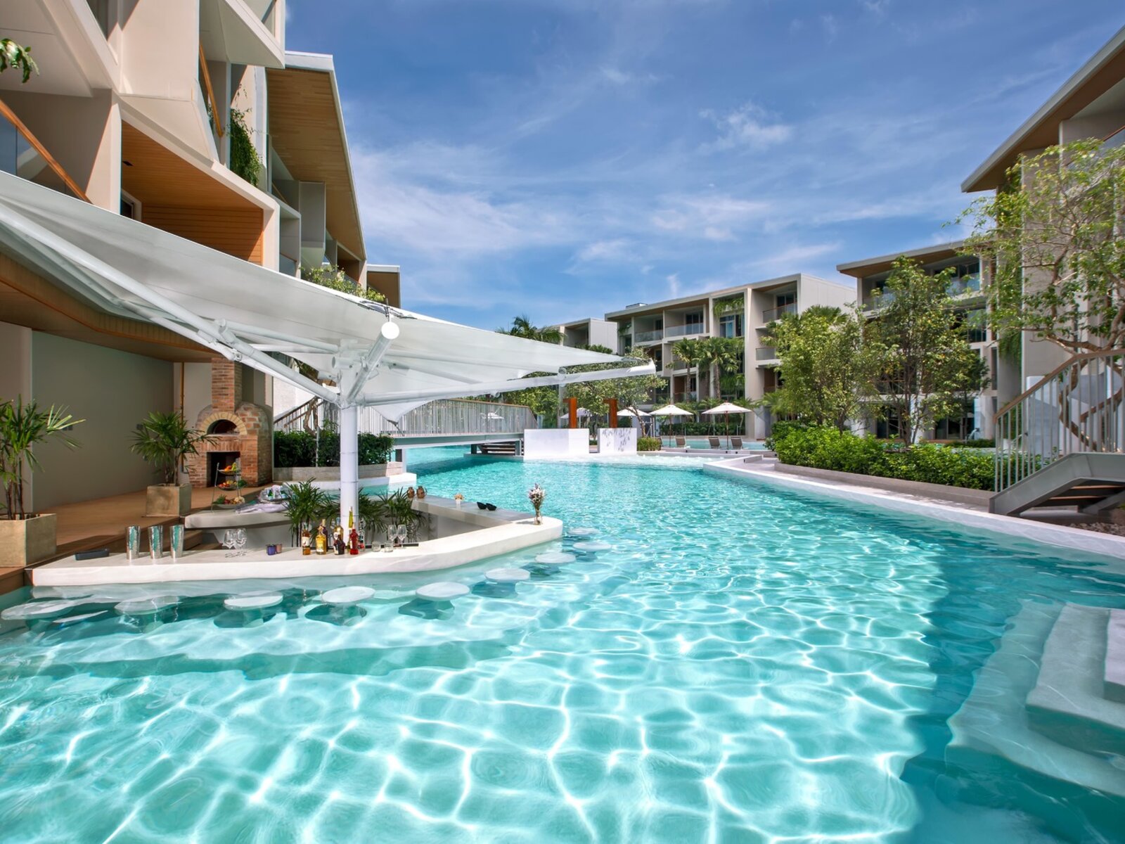 SAPPHIRE POOL BAR