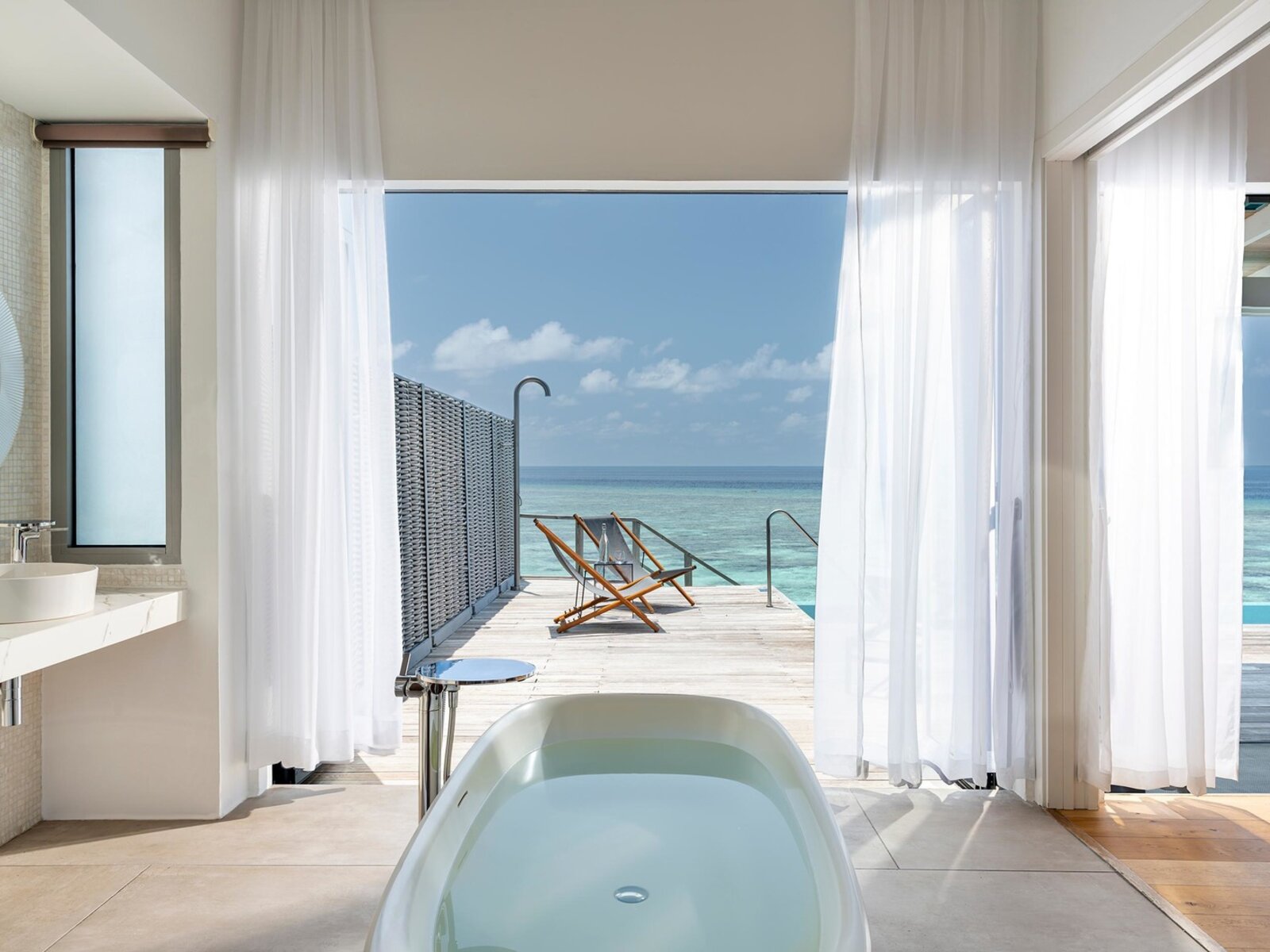 Wohnbeispiel Thundi Water Villa with Pool