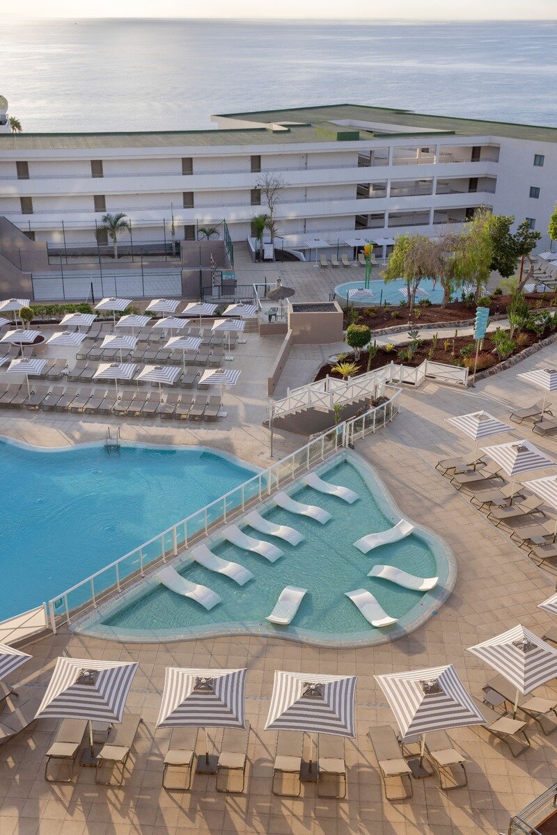 Pool mit Liegen im Wasser