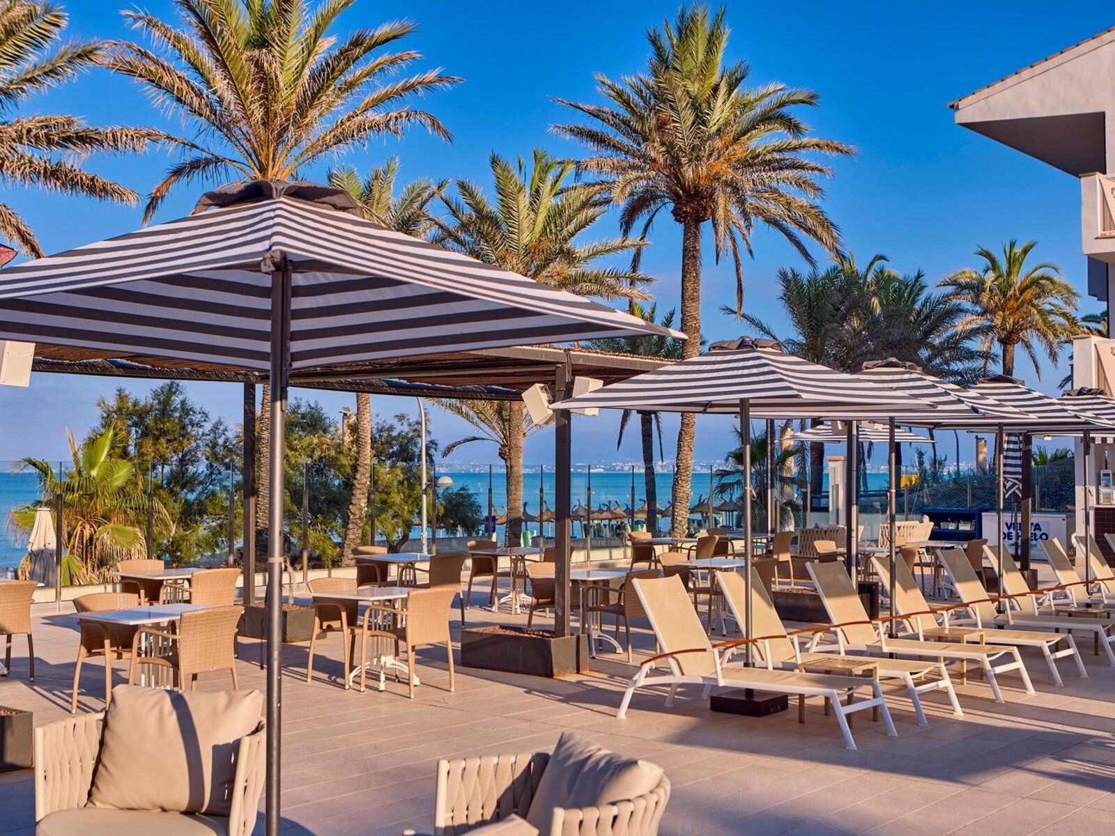 Pool Bar