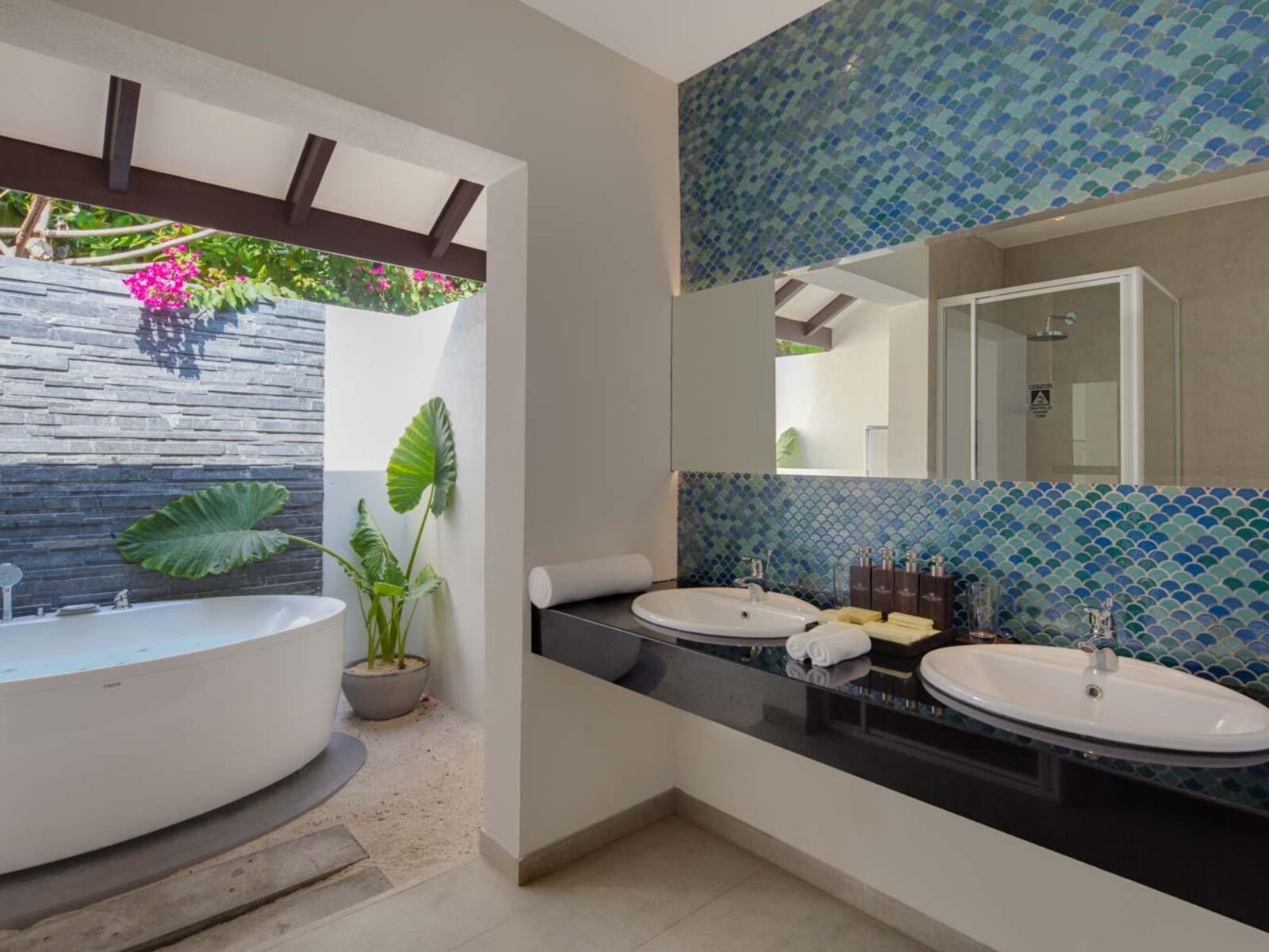 Wohnbeispiel Two Bedroom Family Deluxe Beach Villa
