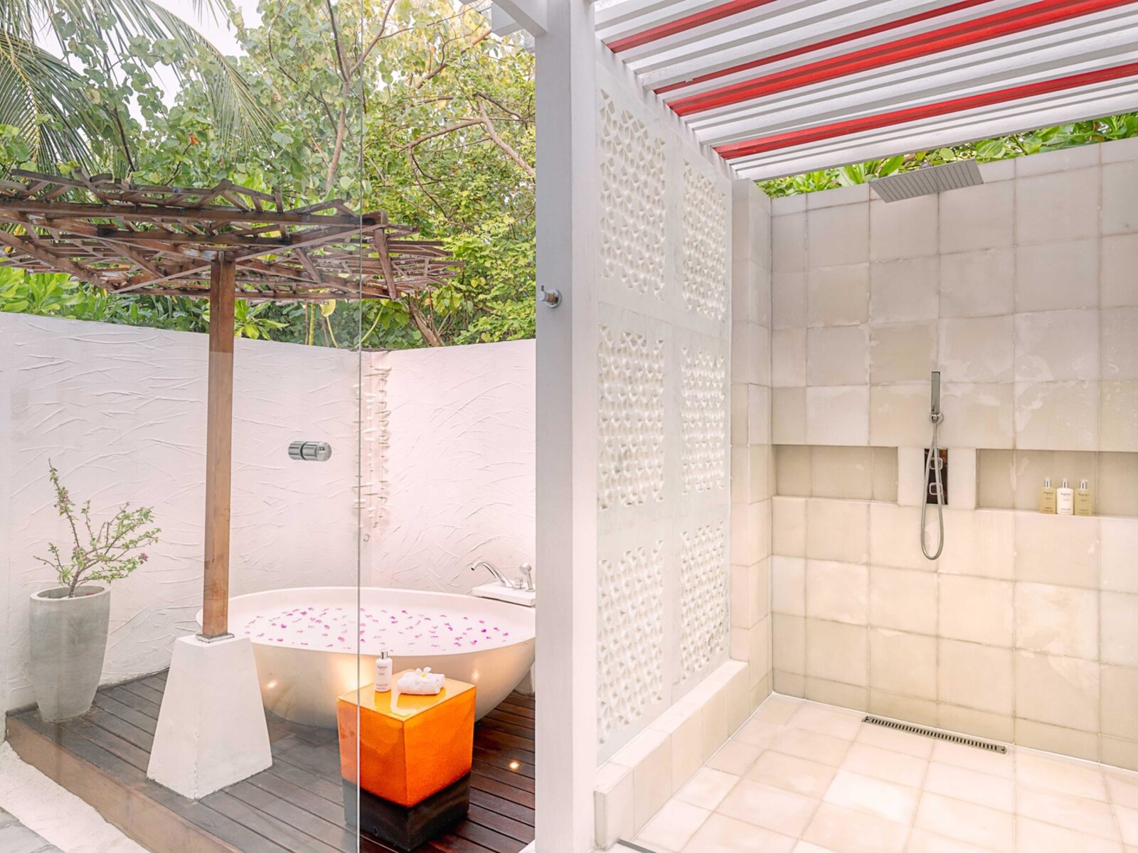 Wohnbeispiel Earth Villa with Pool