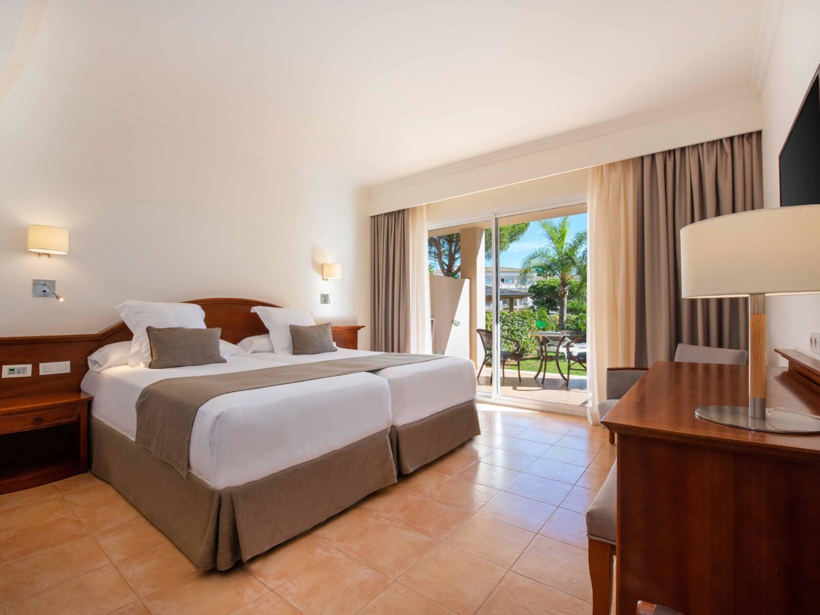 Wohnbeispiel Single with Child Double room with garden