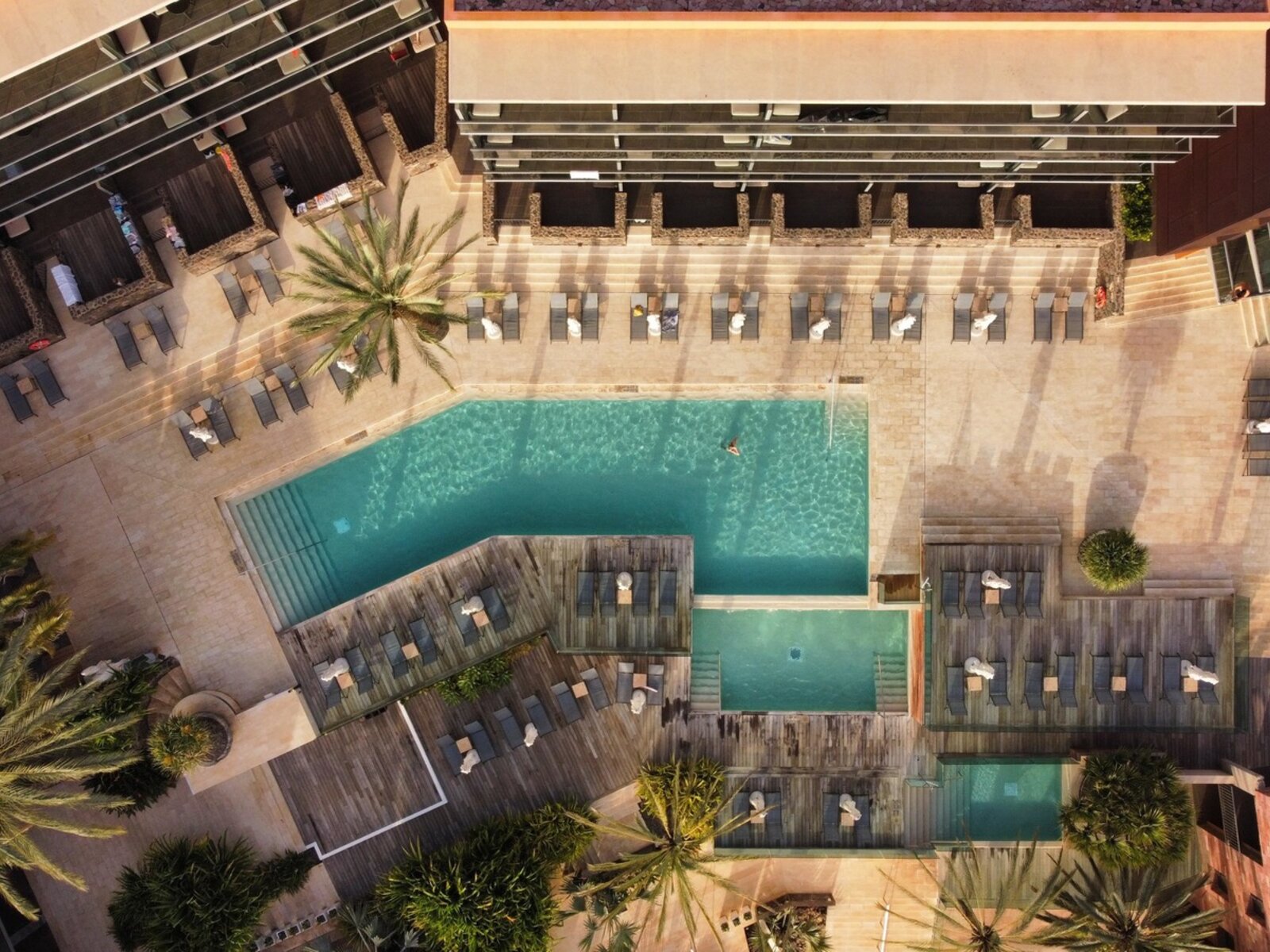 4th floor pool exklusive für Esencia