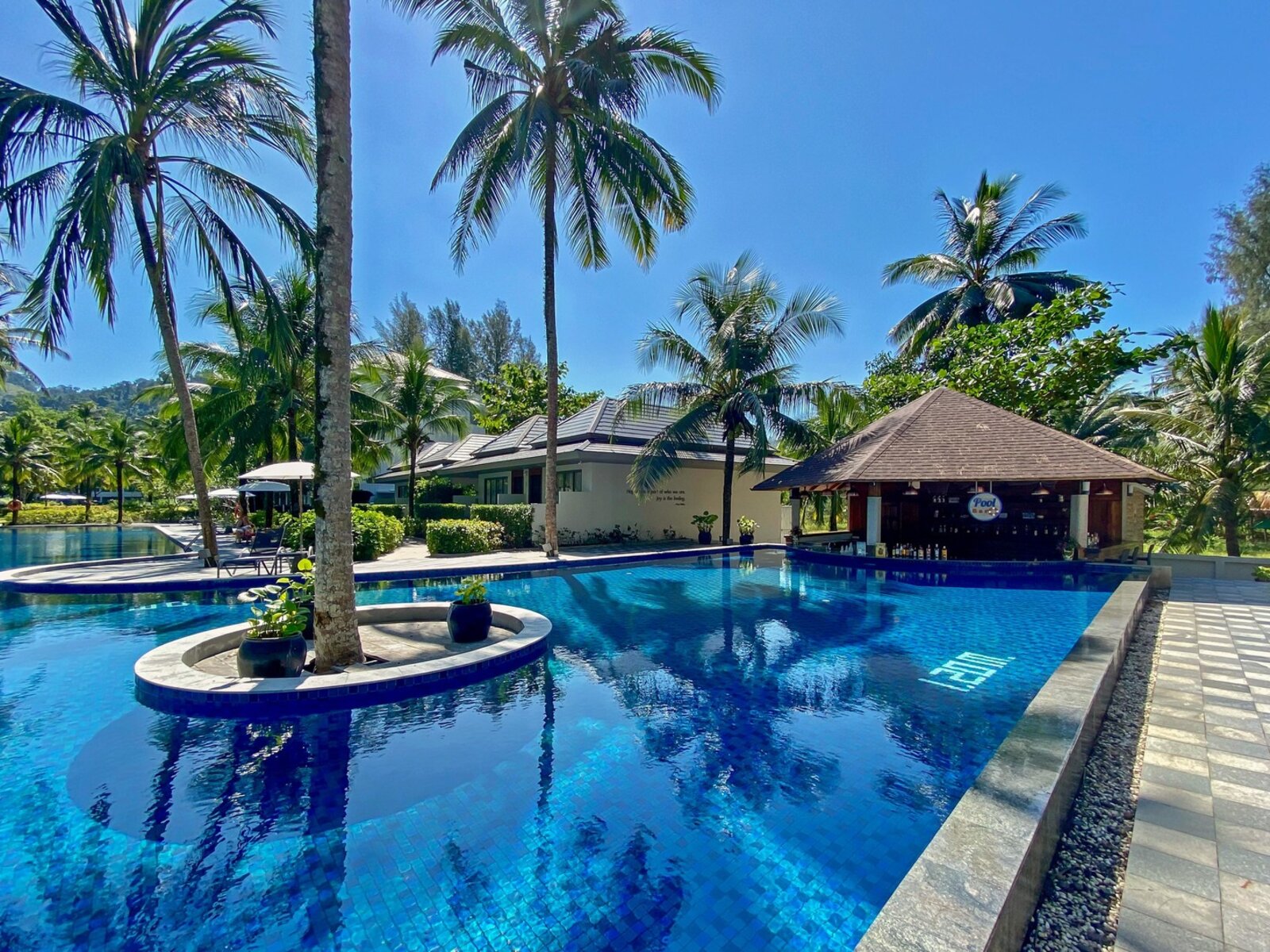 Swim-up Pool Bar