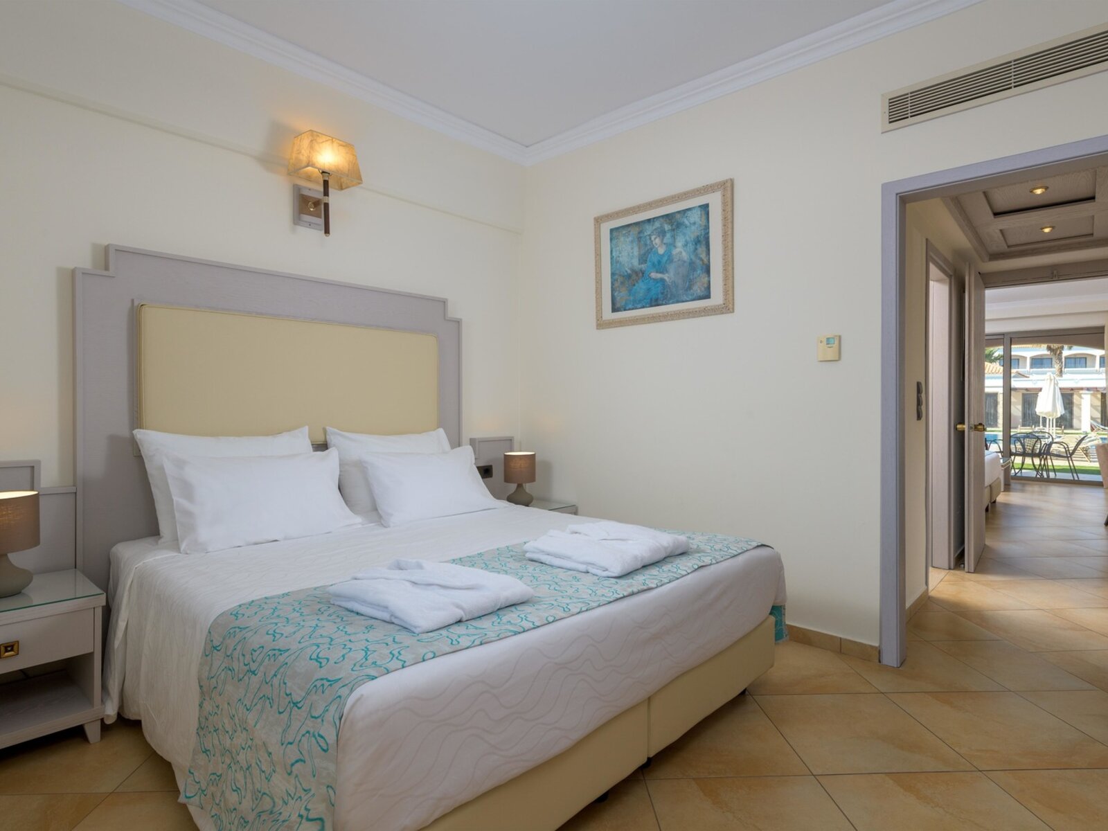 Wohnbeispiel Family Suite with direct access to pool