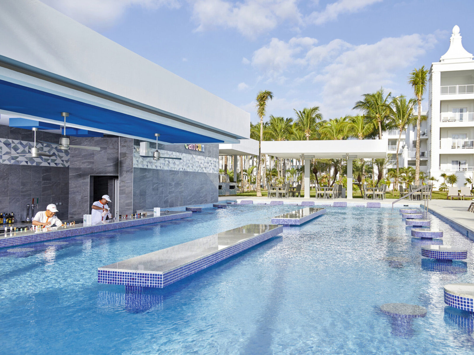 Pool mit Swim-Up Bar (Swim up ab 18 J.)