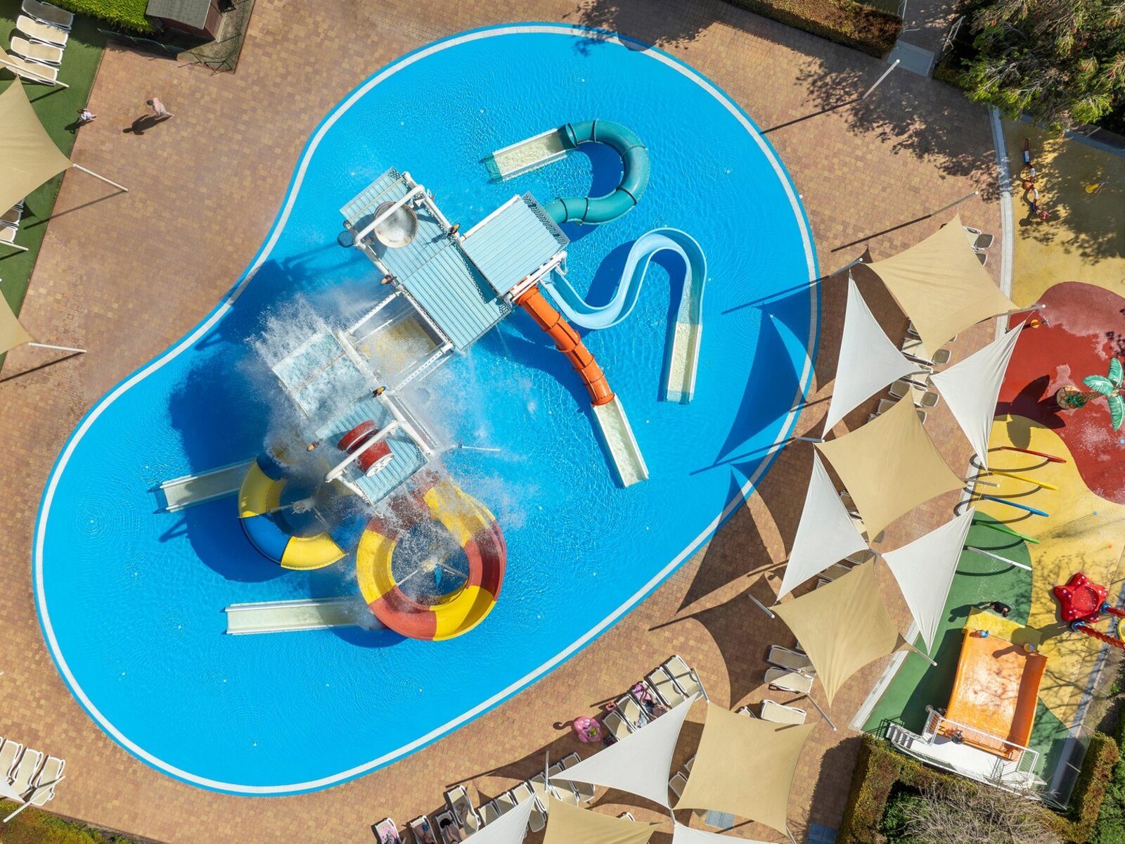 Kids Splash Area mit 5 Wasserrutschen