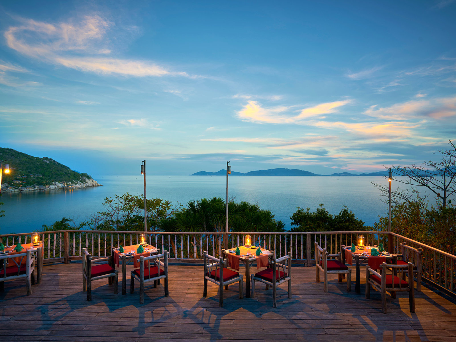 Dining by the Rocks