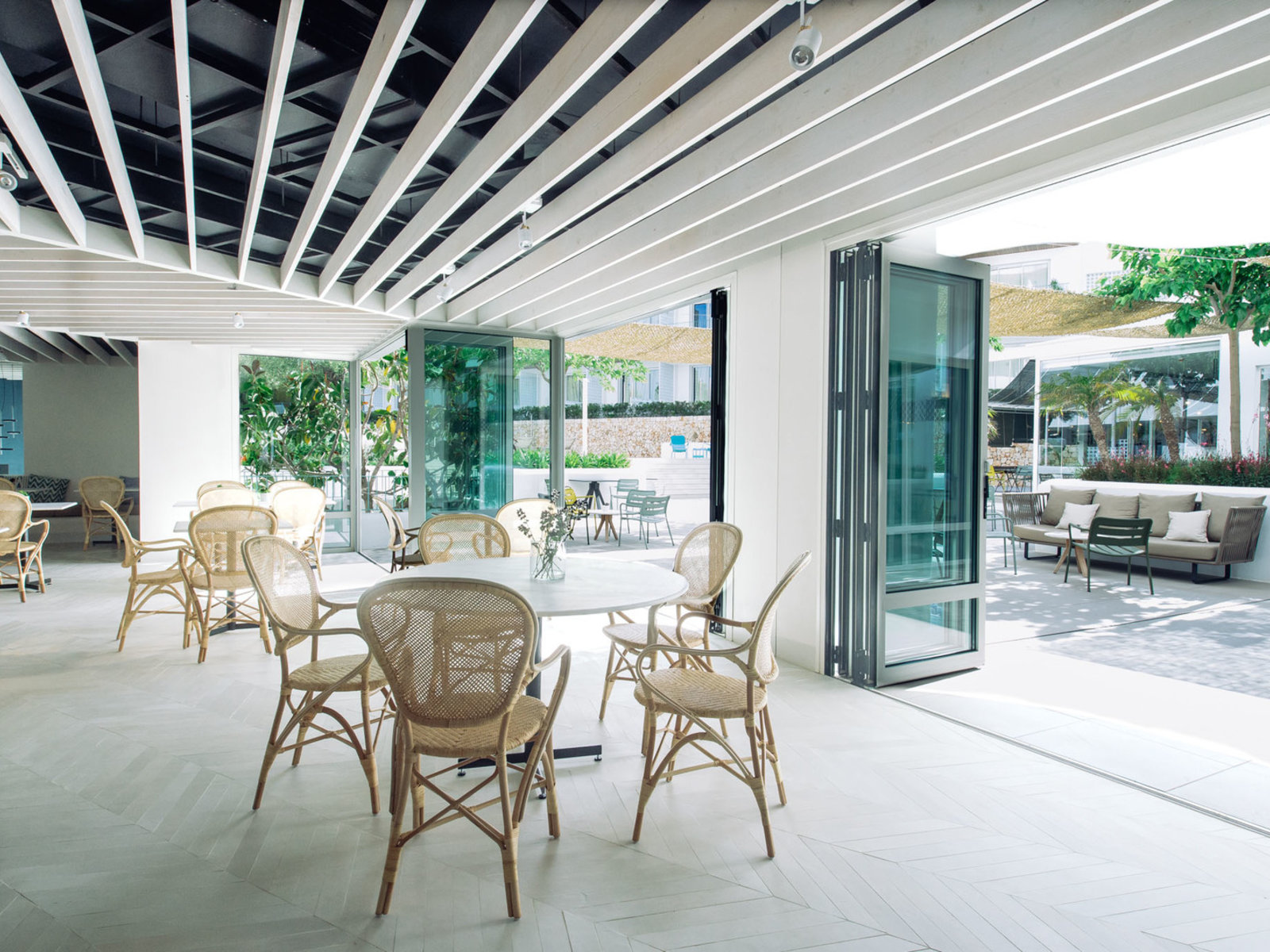 "Es Bar" Lounge-Bar