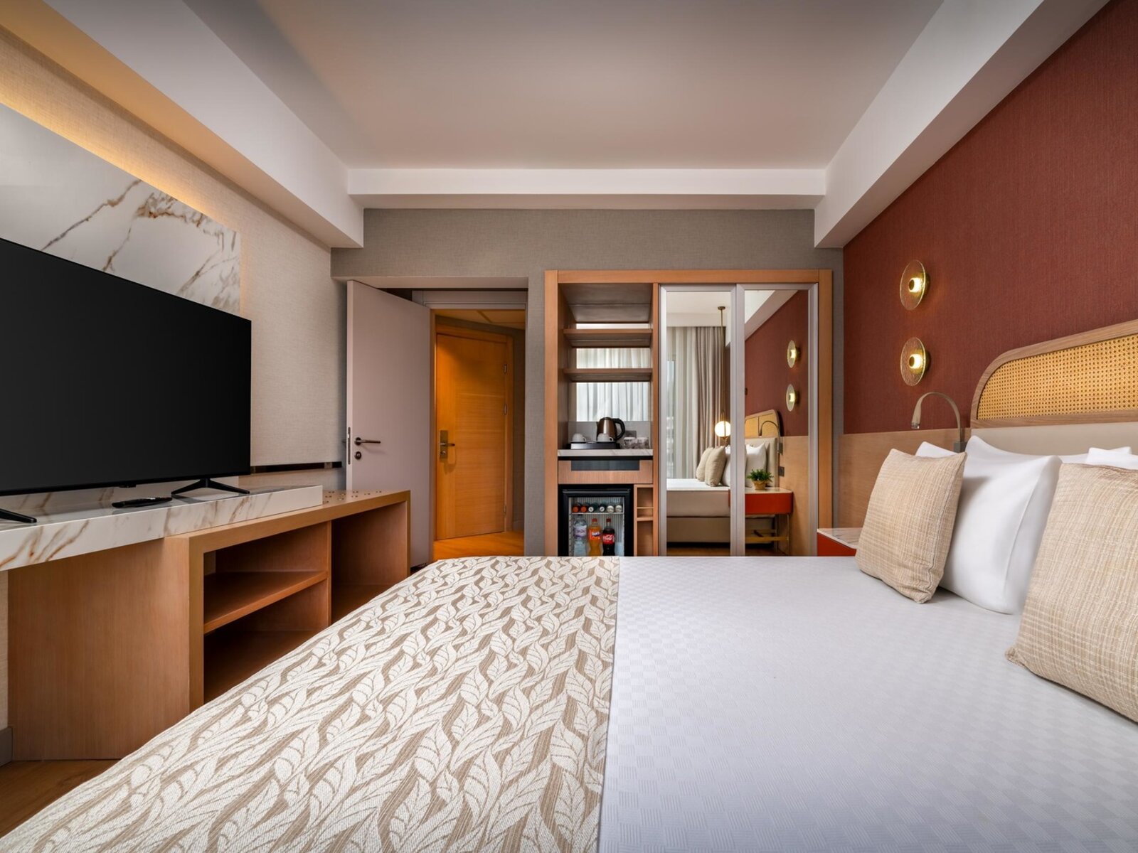 Wohnbeispiel Suite Main Building Land View